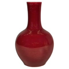 Vase vintage en porcelaine chinoise de couleur sang-de-bœuf à long col et de forme balustre