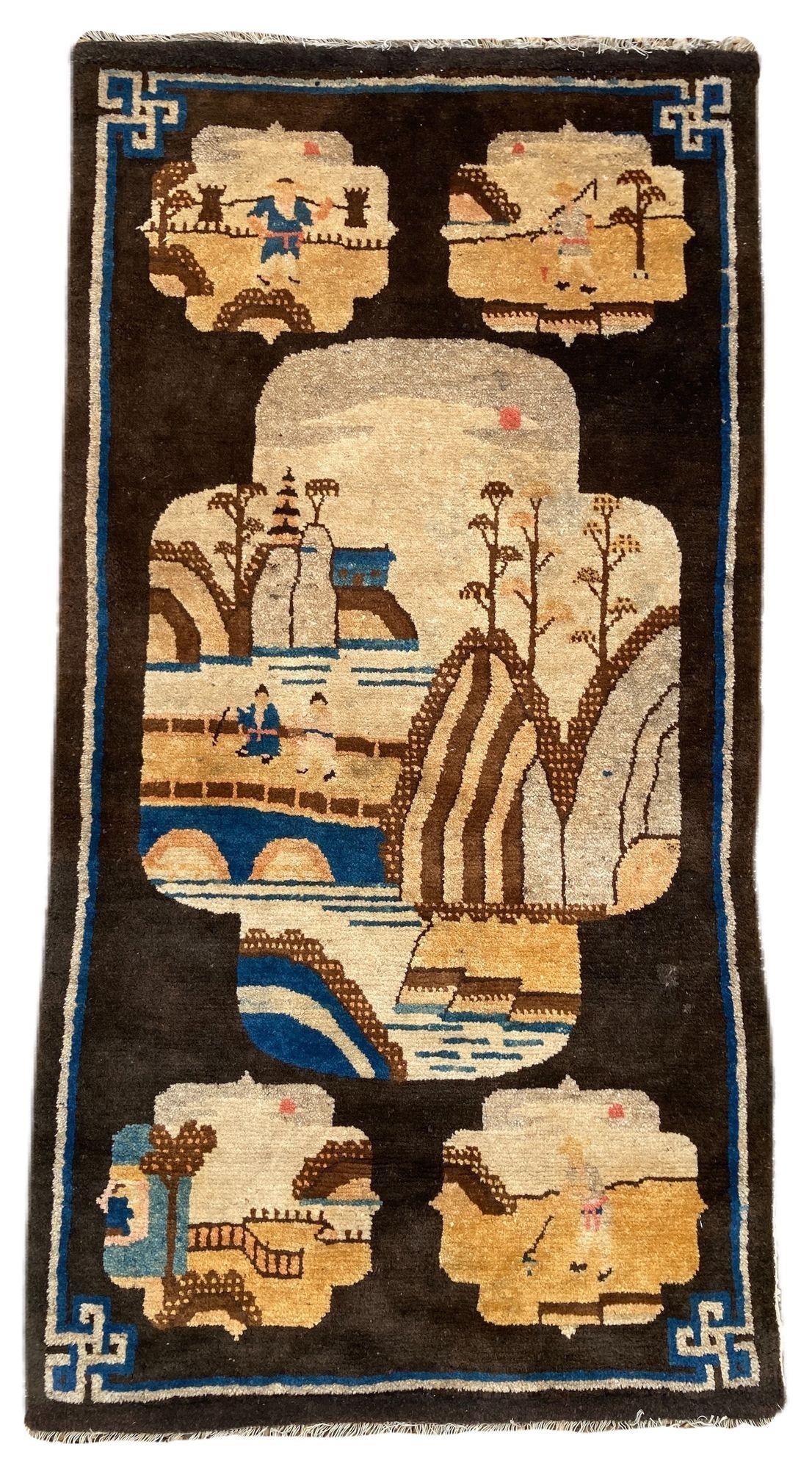 Ein schöner Pao-Tao-Teppich, handgewebt in China um 1940, mit einem traditionellen Fenstermuster, das fünf landwirtschaftliche Szenen auf einem schokoladenbraunen Feld und einer einfachen Bordüre zeigt.
Größe: 1,23m x 0,64m (4ft x 2ft 1in)
Dieser