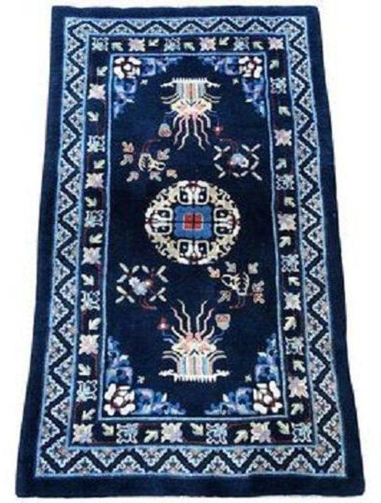 Un bellissimo tappeto Pao-Tao, tessuto a mano in Cina nel 1940 circa, con un disegno a medaglione singolo su un campo blu navy e colori secondari di avorio, azzurro e rosso.
Dimensioni: 1,64m x 0,96m (5ft 5in x 3ft 2in)
Questo tappeto è in