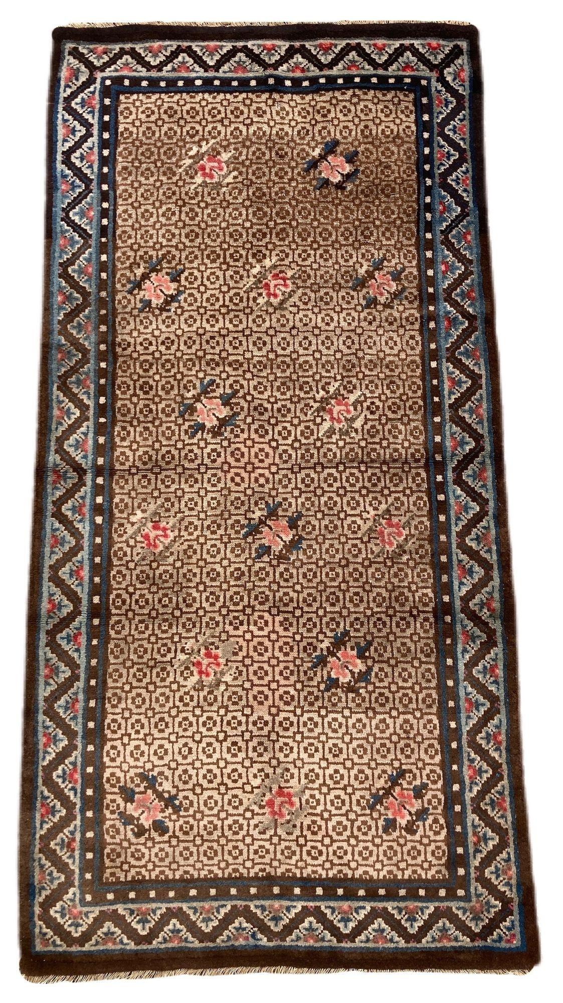 A lovely vintage Pao-Tao rug, handwoven in China circa 1940 with an all over design interspersed with flowers on a light beige field and simple border.
Size: 1.76m x 0.85m (5ft 9in x 2ft 10in)
This rug is in good condition with light age related