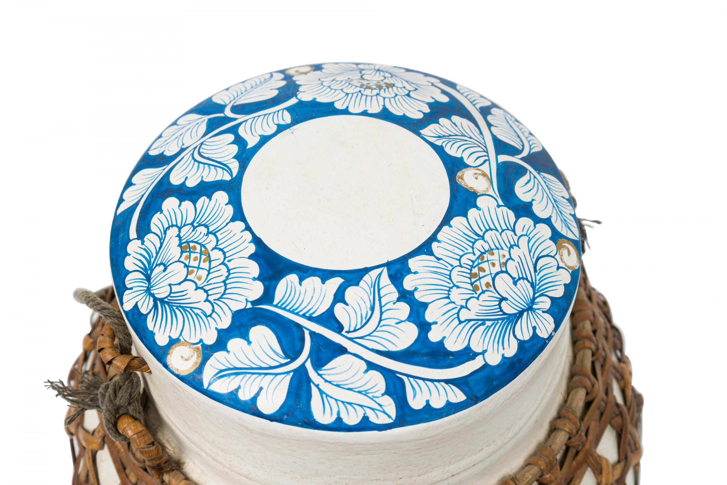 Vintage Chinese Papier-Mache Blue and White Basket with Lid For Sale 4