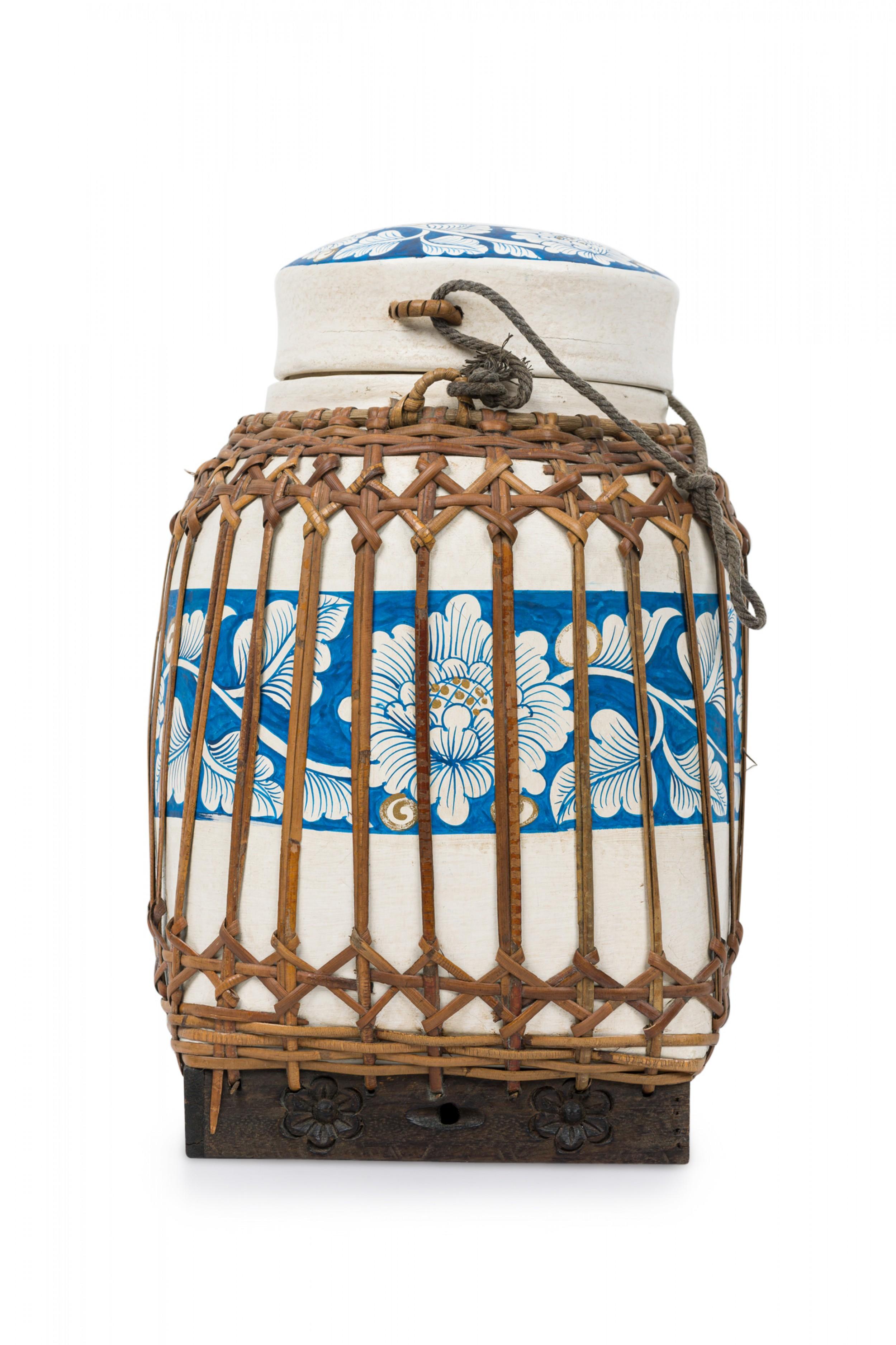 Chippendale chinois Panier chinois vintage en papier mâché bleu et blanc avec couvercle en vente