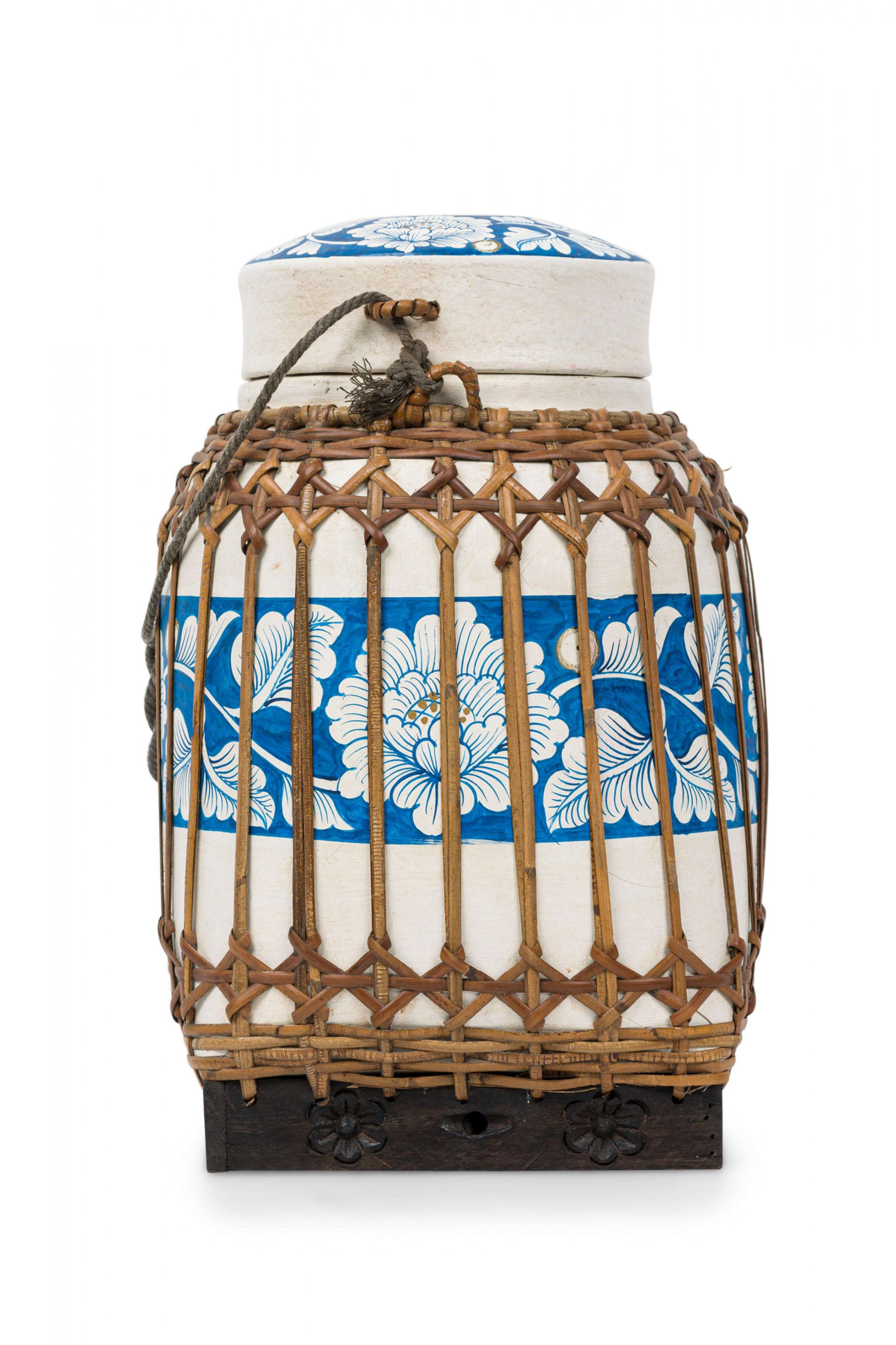 Vintage Chinese Papier-Mache Blue and White Basket with Lid In Good Condition For Sale In New York, NY