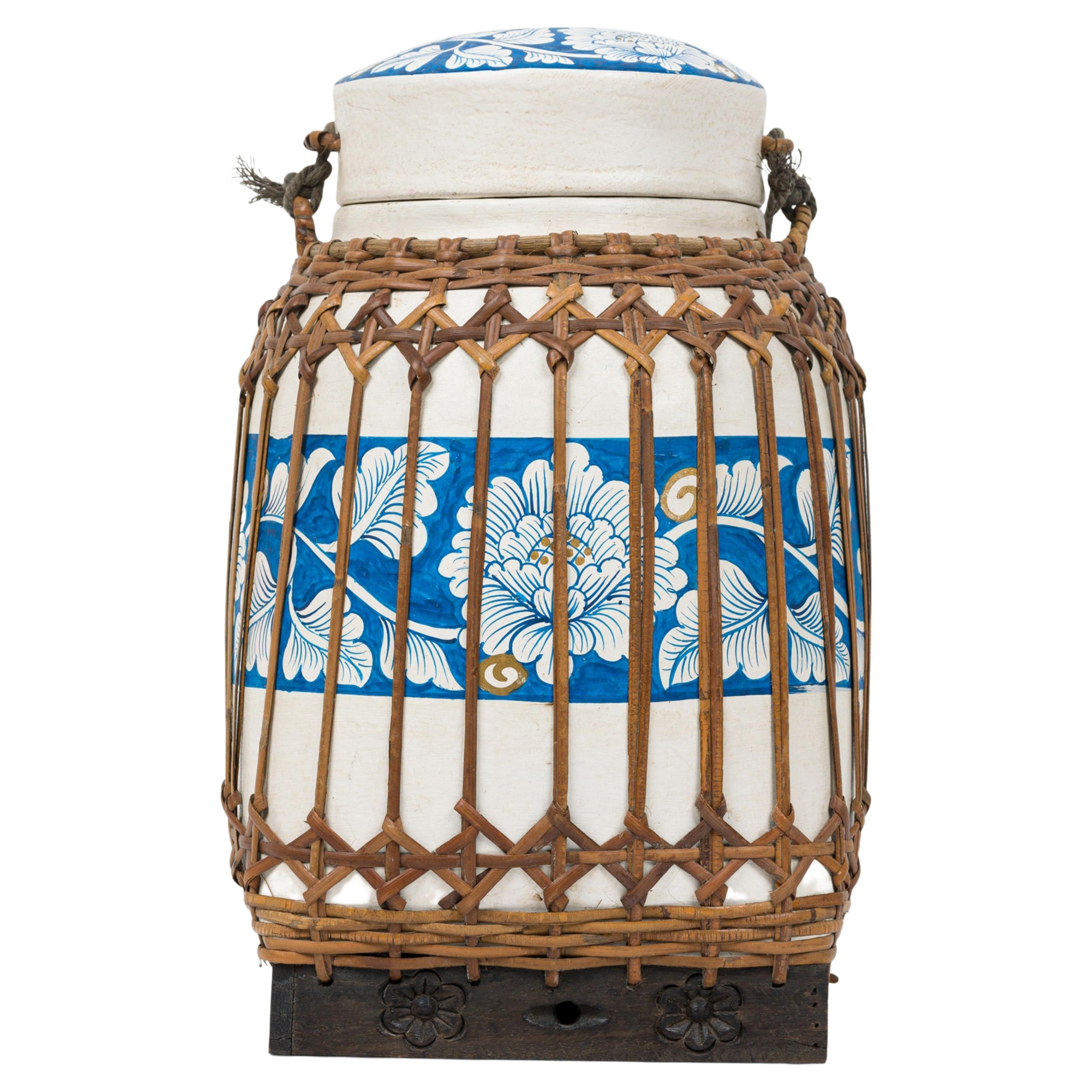 Panier chinois vintage en papier mâché bleu et blanc avec couvercle en vente
