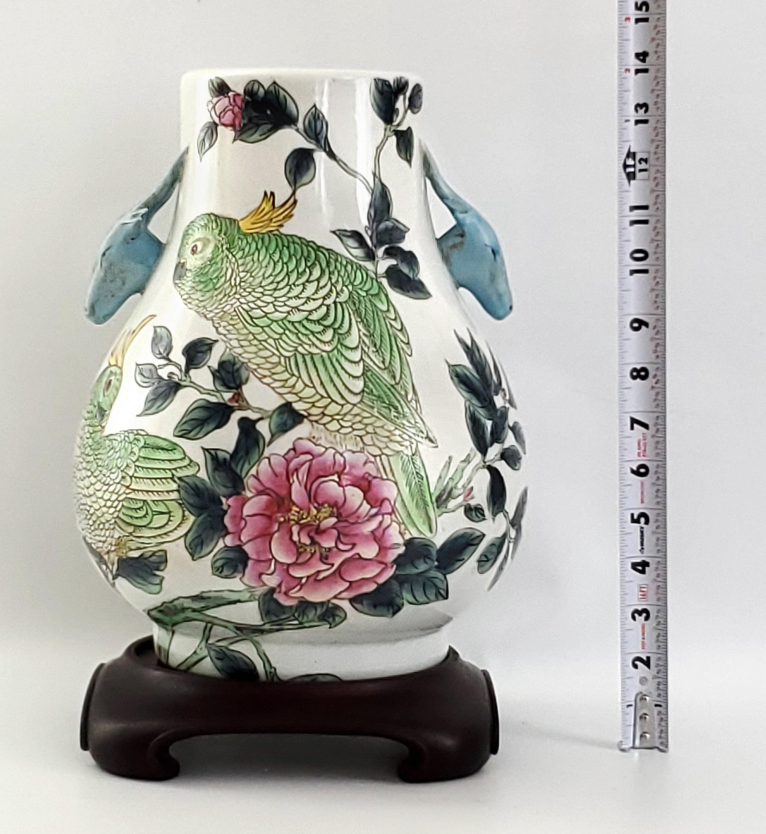 Cineserie Vaso cinese d'epoca per pappagalli dipinto a mano Coppia di pappagalli crestati o uccelli cacatua in vendita