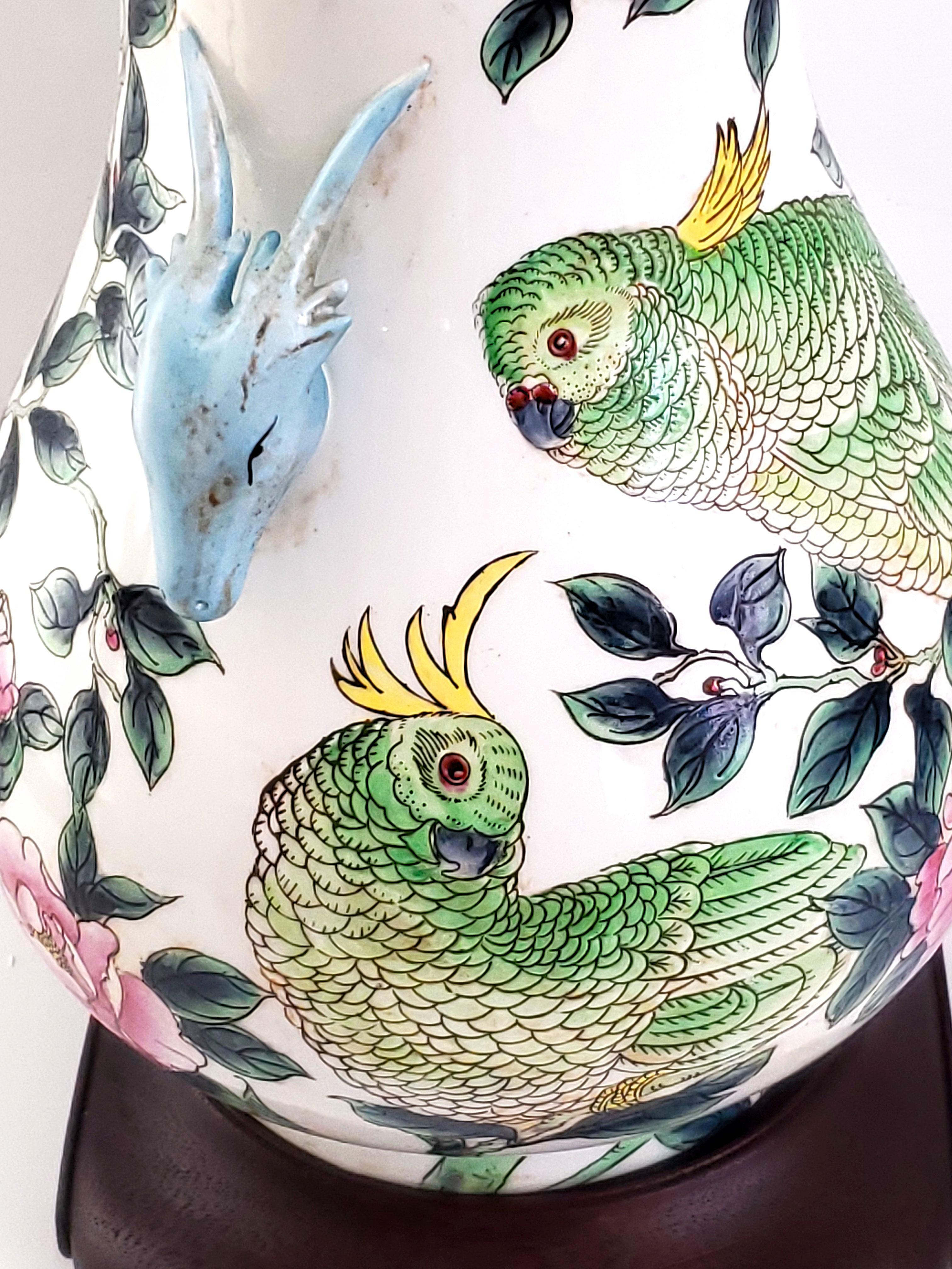 Cinese Vaso cinese d'epoca per pappagalli dipinto a mano Coppia di pappagalli crestati o uccelli cacatua in vendita