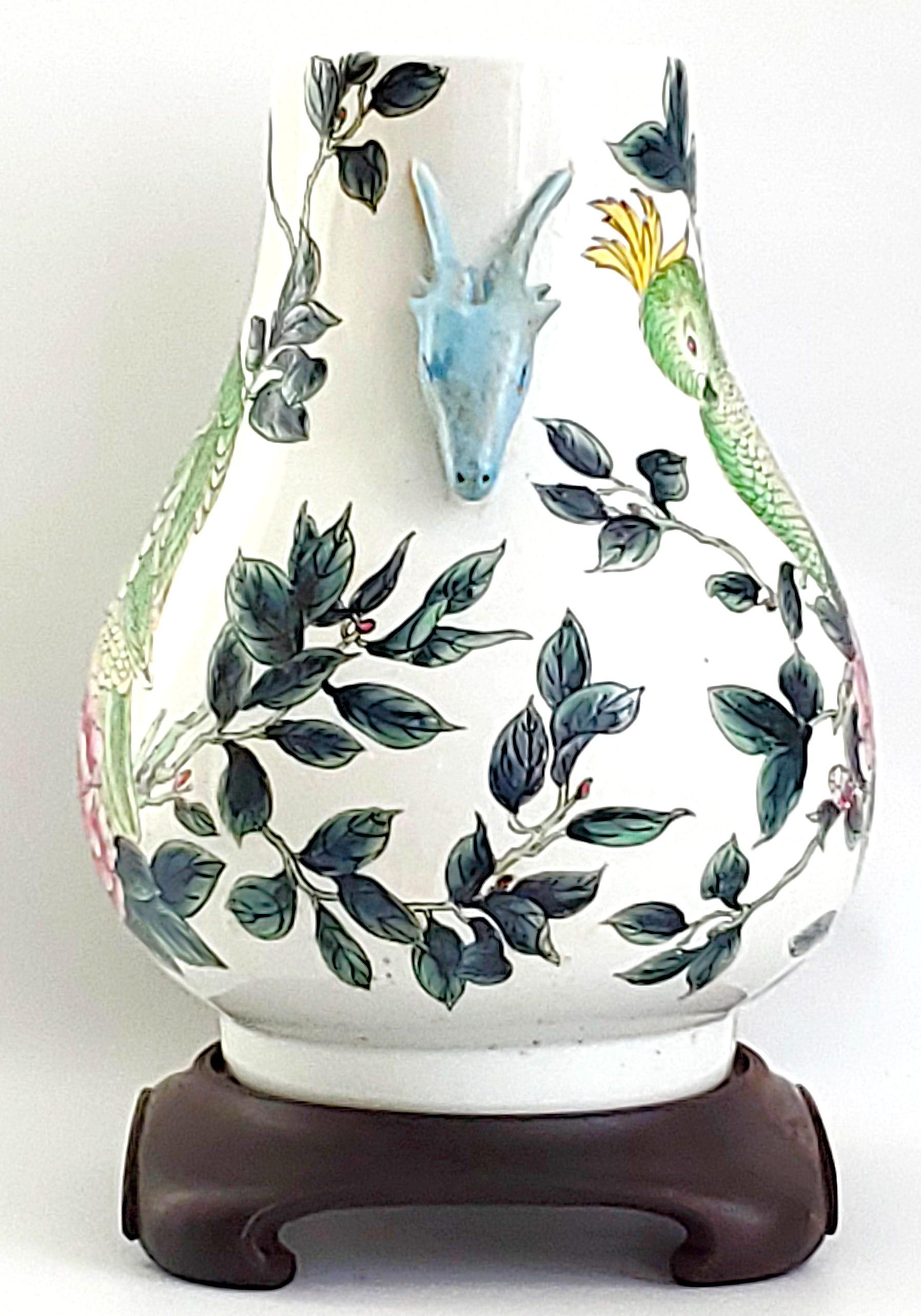 XX secolo Vaso cinese d'epoca per pappagalli dipinto a mano Coppia di pappagalli crestati o uccelli cacatua in vendita
