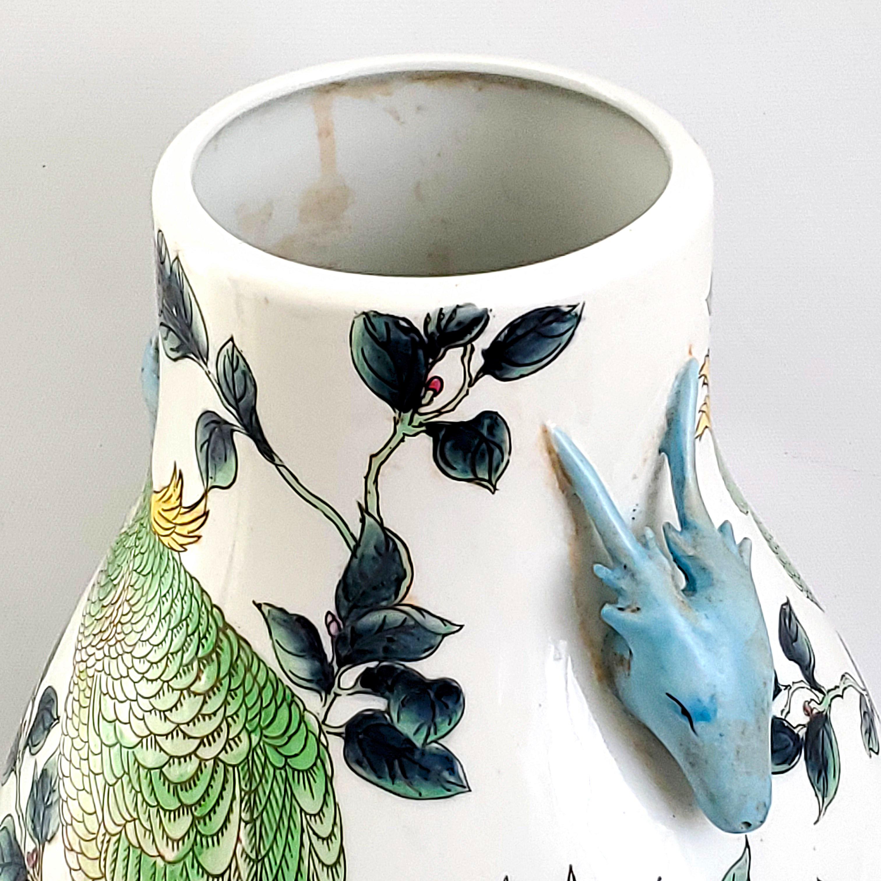 Porcellana Vaso cinese d'epoca per pappagalli dipinto a mano Coppia di pappagalli crestati o uccelli cacatua in vendita