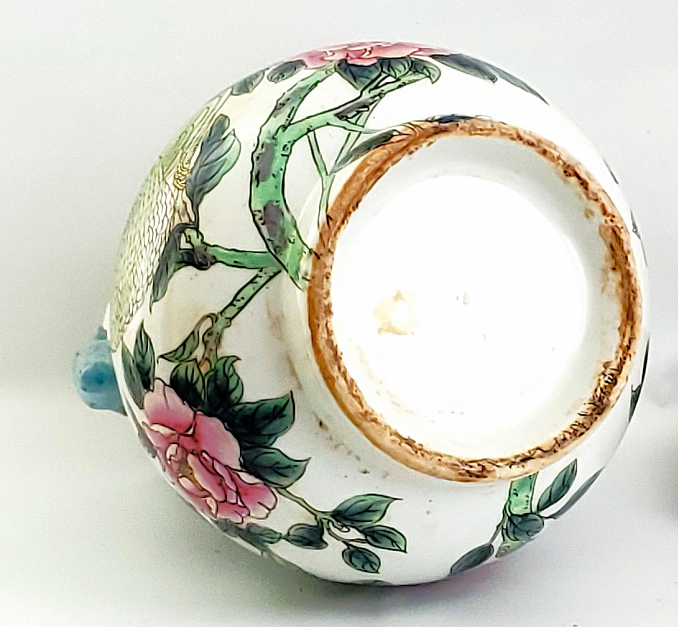 Vaso cinese d'epoca per pappagalli dipinto a mano Coppia di pappagalli crestati o uccelli cacatua in vendita 1