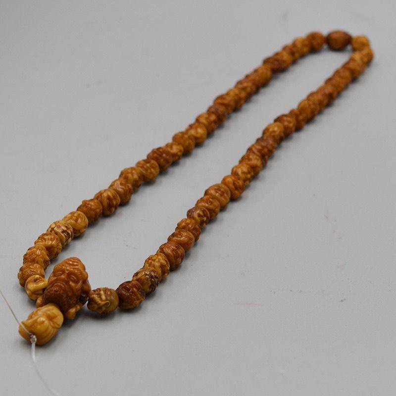 Collier vintage chinois Arhats têtes sculptées en pierre de pêche - Bijoux perles bouddhistes sculptés à la main

Célébrez l'art spirituel avec ce collier chinois vintage en perles de pierre de pêche, orné de têtes d'Arhat (Luohan) finement