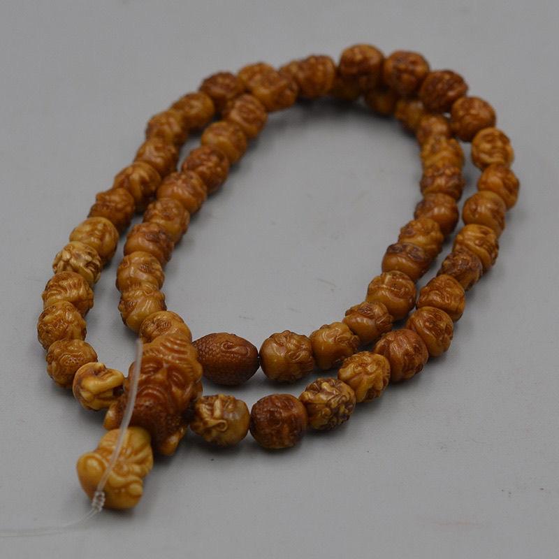 Collier chinois vintage sculpté de têtes d'arhats en pierre de pêche État moyen - En vente à 景德镇市, CN