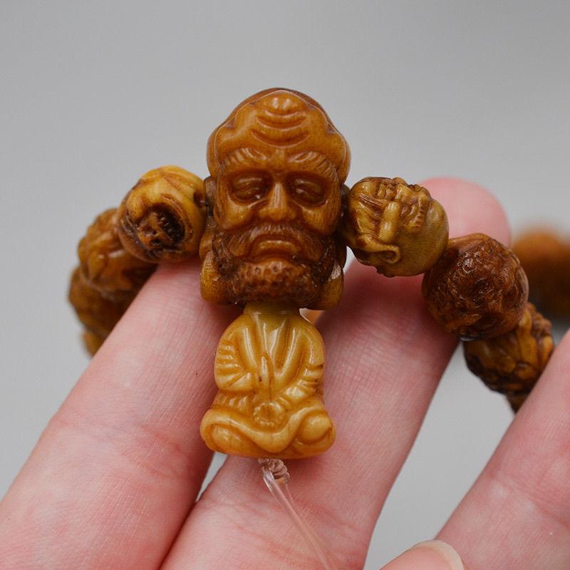 20ième siècle Collier chinois vintage sculpté de têtes d'arhats en pierre de pêche en vente