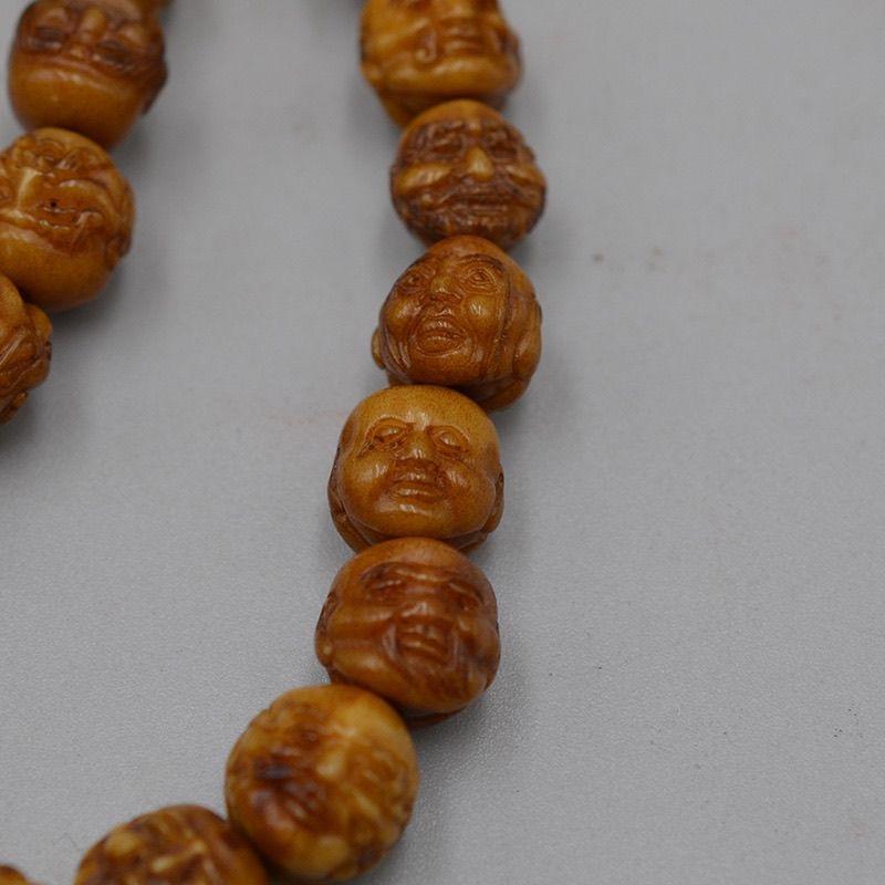 Autre Collier chinois vintage sculpté de têtes d'arhats en pierre de pêche en vente