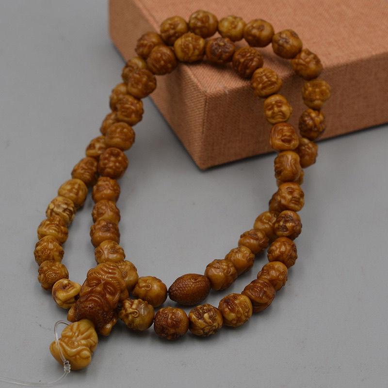 Collier chinois vintage sculpté de têtes d'arhats en pierre de pêche en vente 2