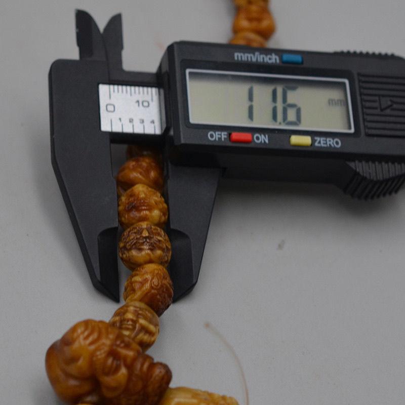 Collier chinois vintage sculpté de têtes d'arhats en pierre de pêche en vente 4