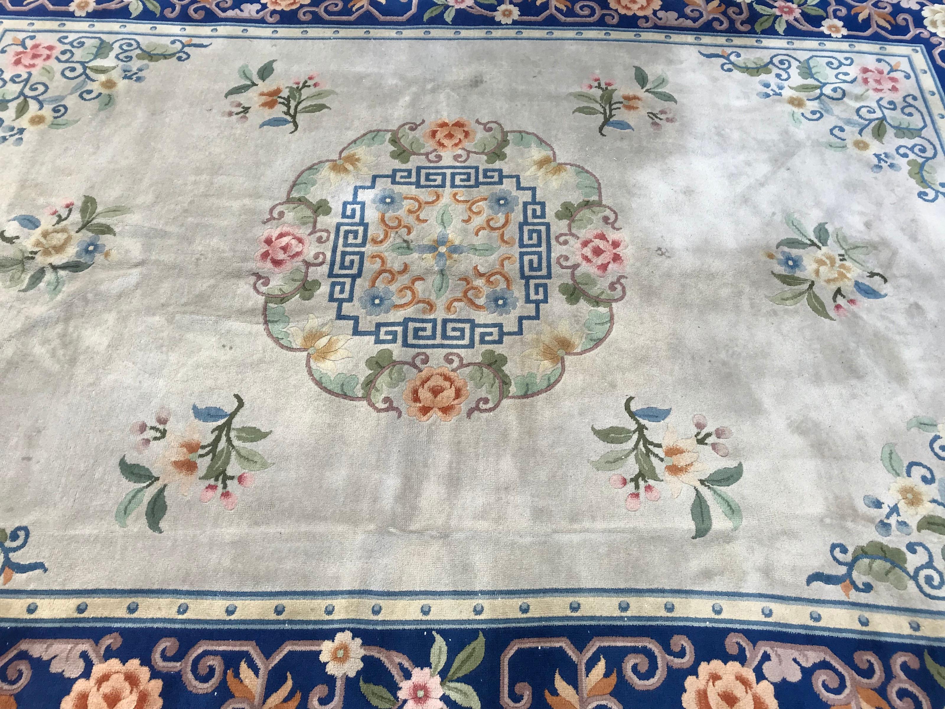 Late 20th century Chinese rug with Chinese design and light colors with beige, blue, green, yellow and pink, entirely hand knotted with wool velvet on cotton foundation.