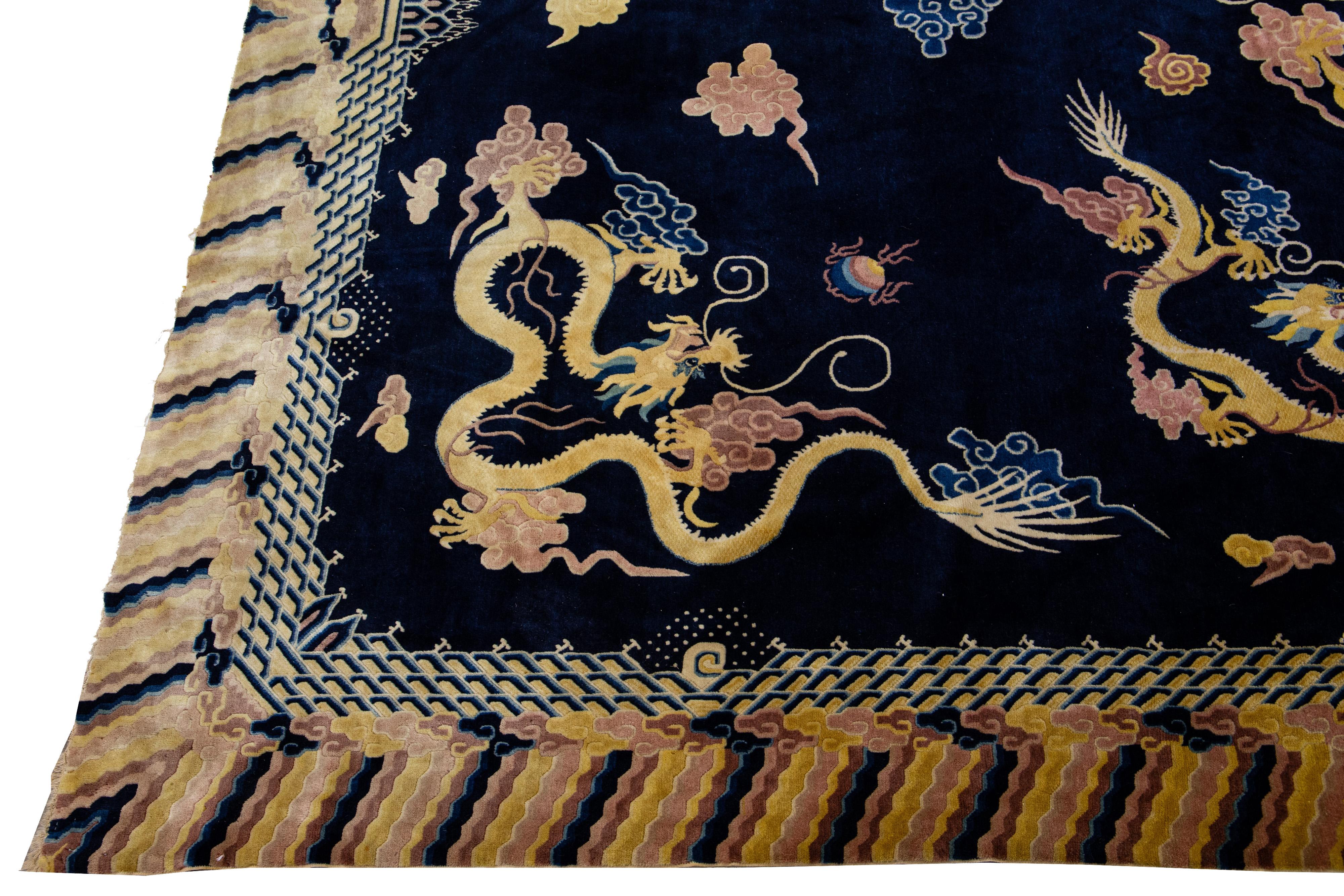 Exportation chinoise Tapis chinois vintage en laine bleu foncé à motif de dragon, fabriqué à la main à Pékin en vente