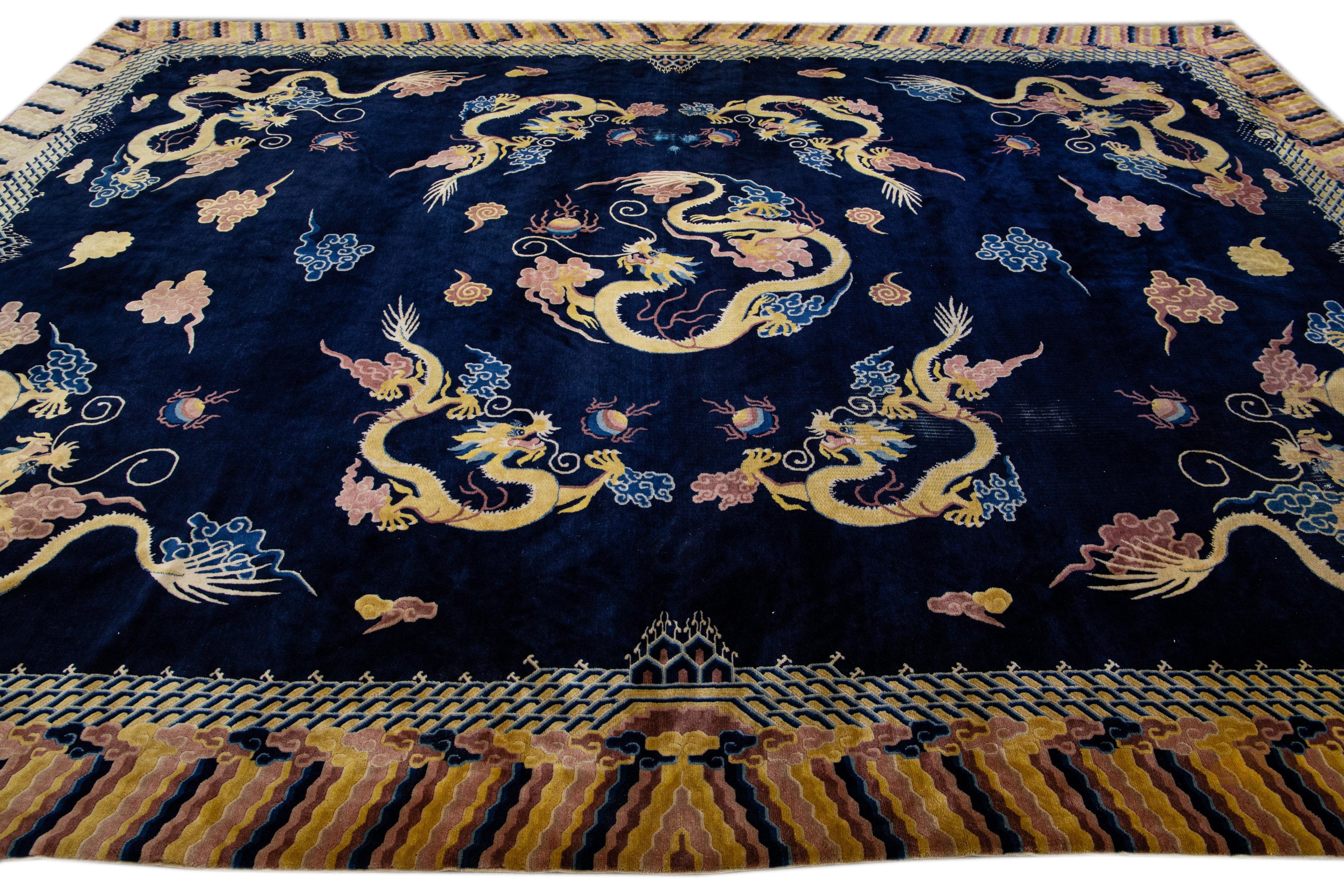 Noué à la main Tapis chinois vintage en laine bleu foncé à motif de dragon, fabriqué à la main à Pékin en vente
