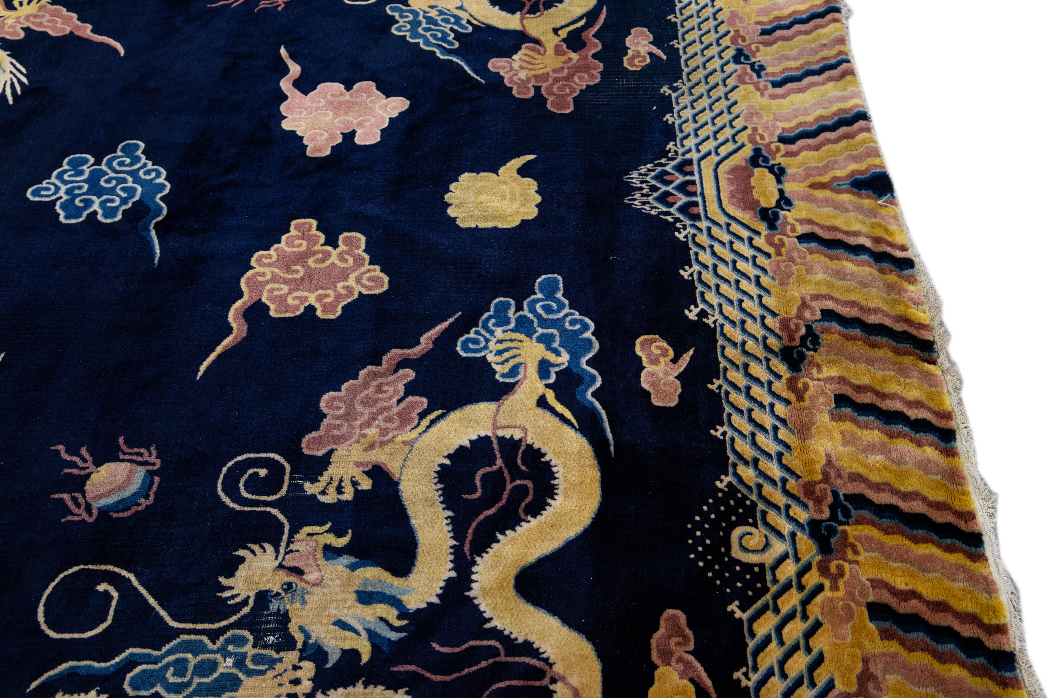 Laine Tapis chinois vintage en laine bleu foncé à motif de dragon, fabriqué à la main à Pékin en vente