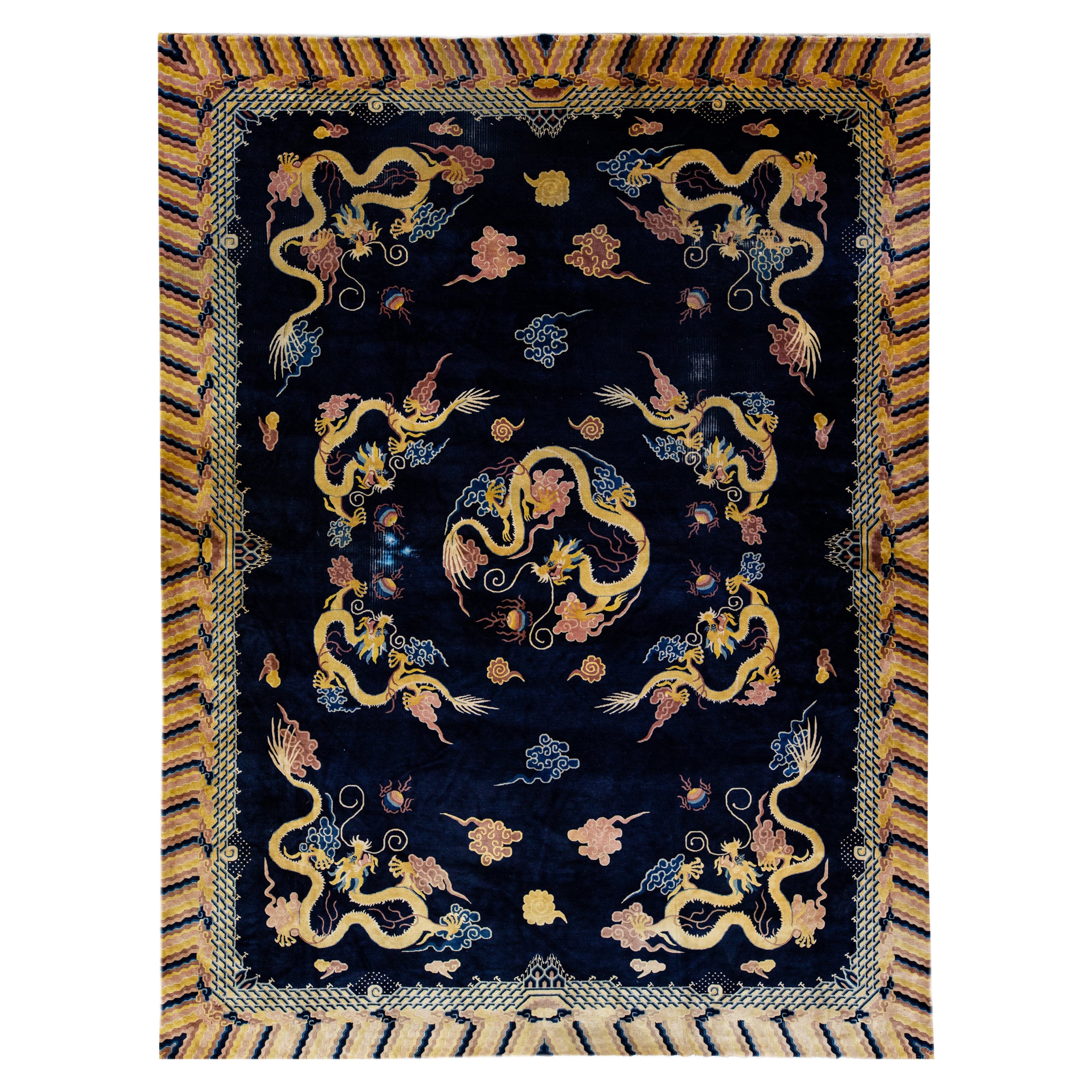 Tapis chinois vintage en laine bleu foncé à motif de dragon, fabriqué à la main à Pékin en vente