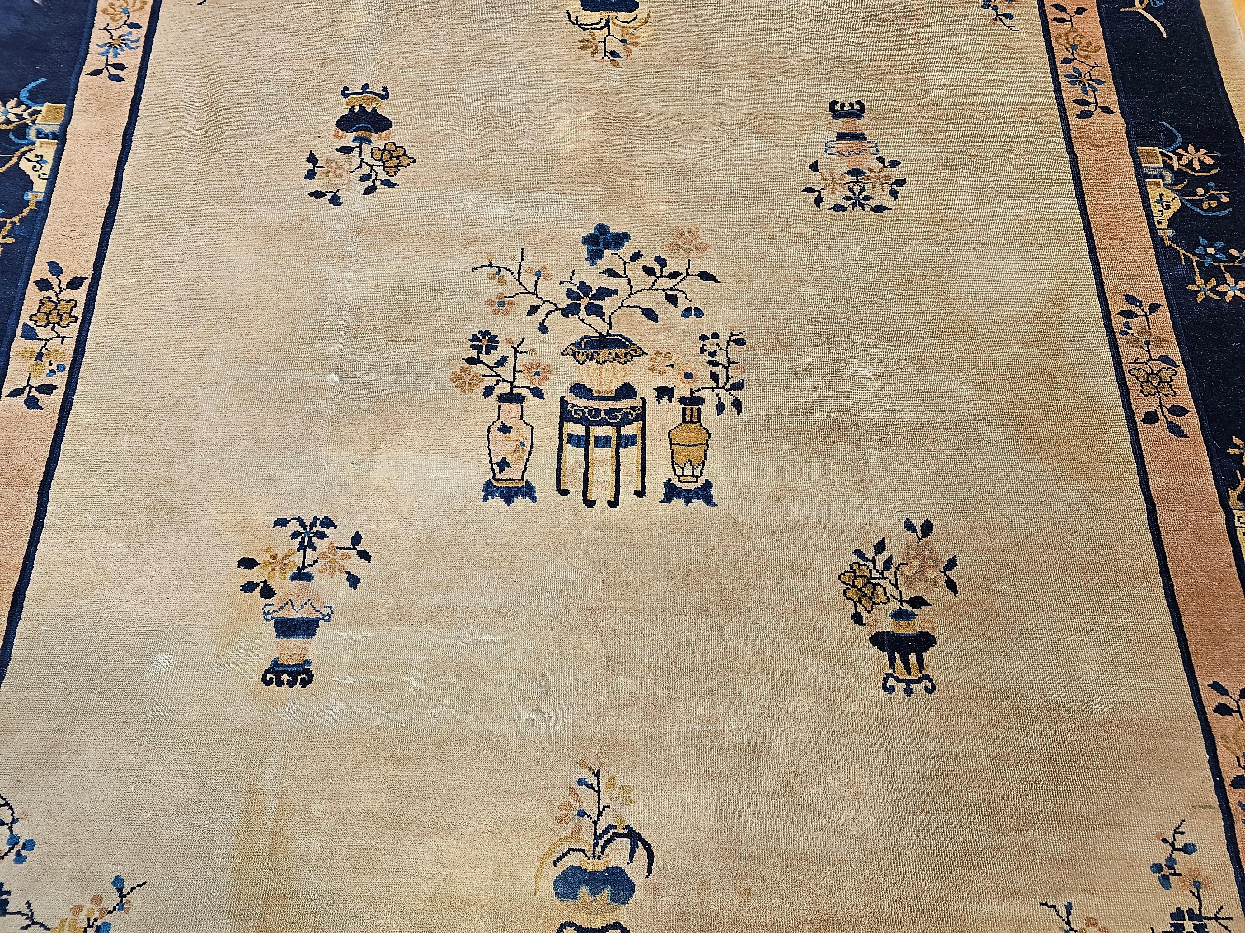 Chinesischer Pekinger Vintage-Teppich in Zimmergröße in blassem Elfenbein, Marineblau, Blassrosa, Französischem Rosa im Zustand „Gut“ im Angebot in Barrington, IL