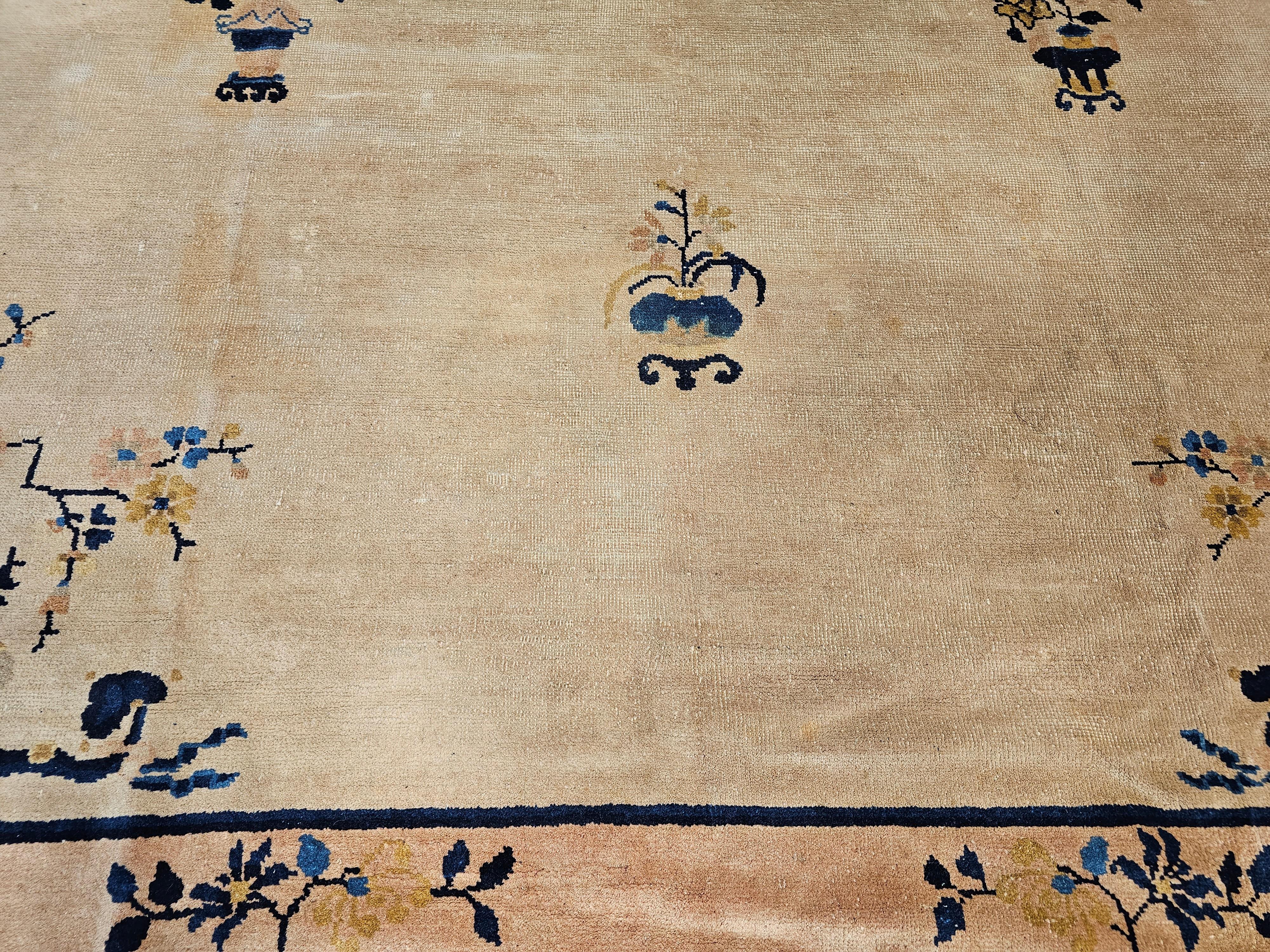 Chinesischer Pekinger Vintage-Teppich in Zimmergröße in blassem Elfenbein, Marineblau, Blassrosa, Französischem Rosa im Angebot 2
