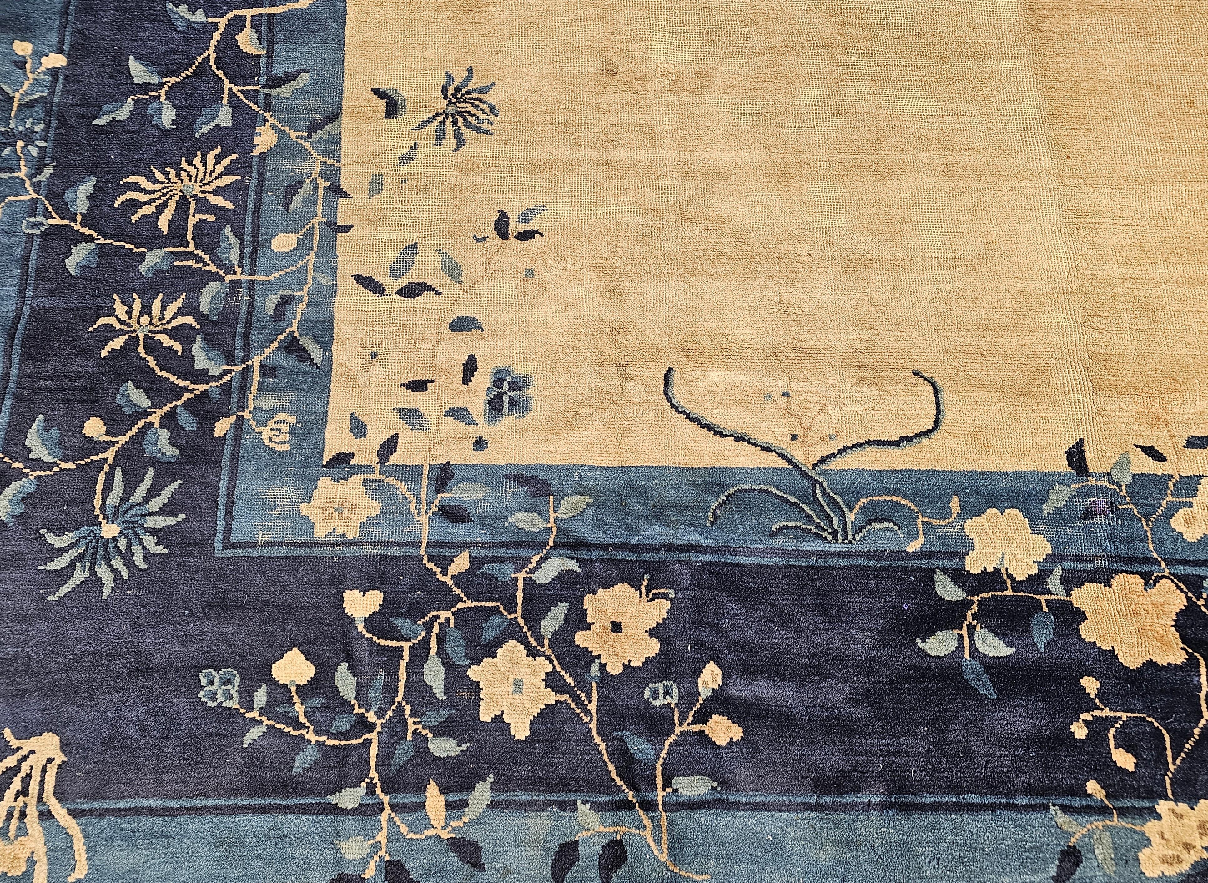 Vintage Chinese Peking Room Size Teppich in Stroh, Grau, Marine, French Blue (19. Jahrhundert) im Angebot