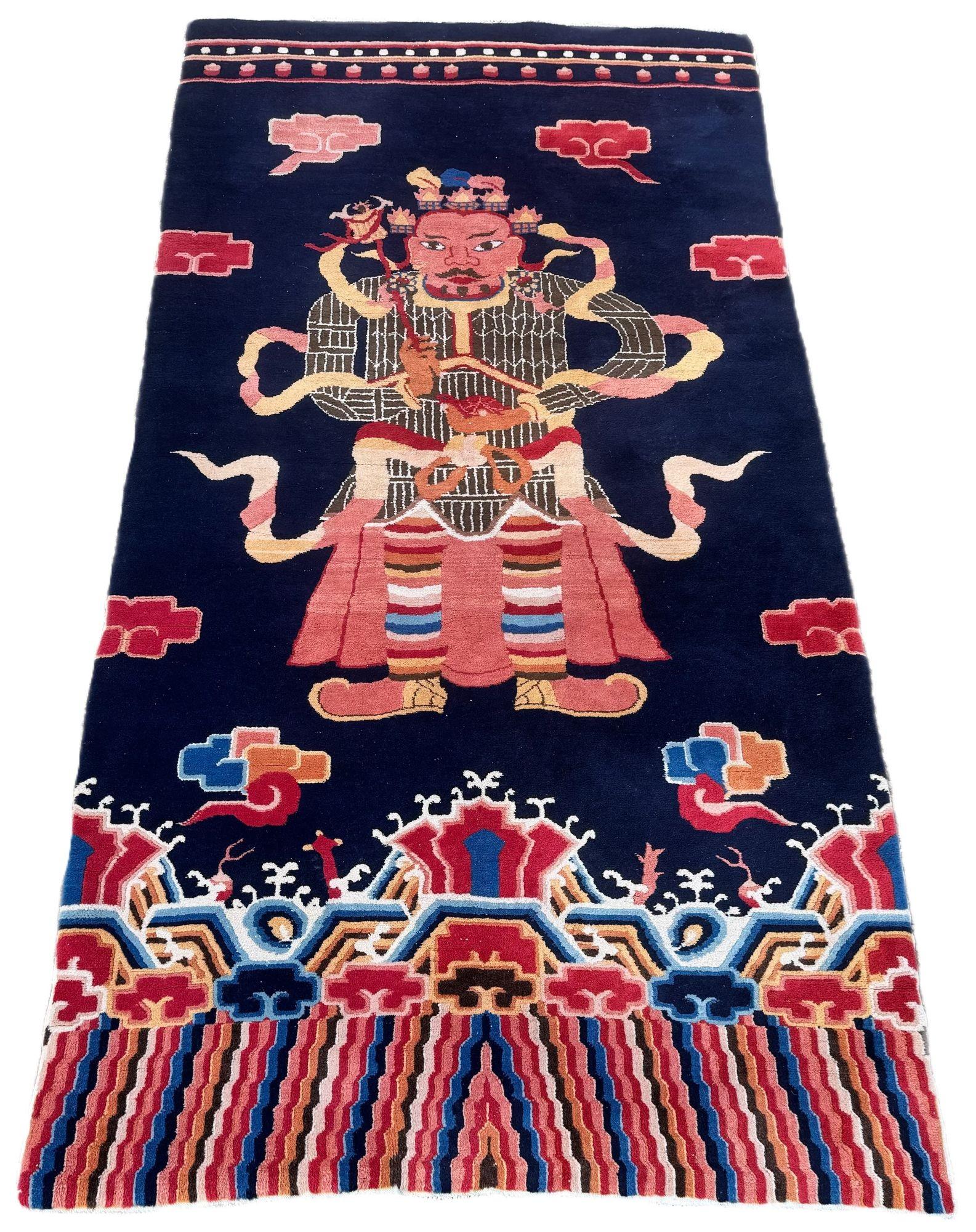 Über diesen Teppich gibt es mehr Intrigen als Fakten! Es ist chinesisch, wahrscheinlich aus Peking und wurde in der Mitte des 20. Jahrhunderts gewebt (glaube ich!). Ich weiß nicht, wer der Kerl ist, aber er ist traditionell gekleidet und trägt eine