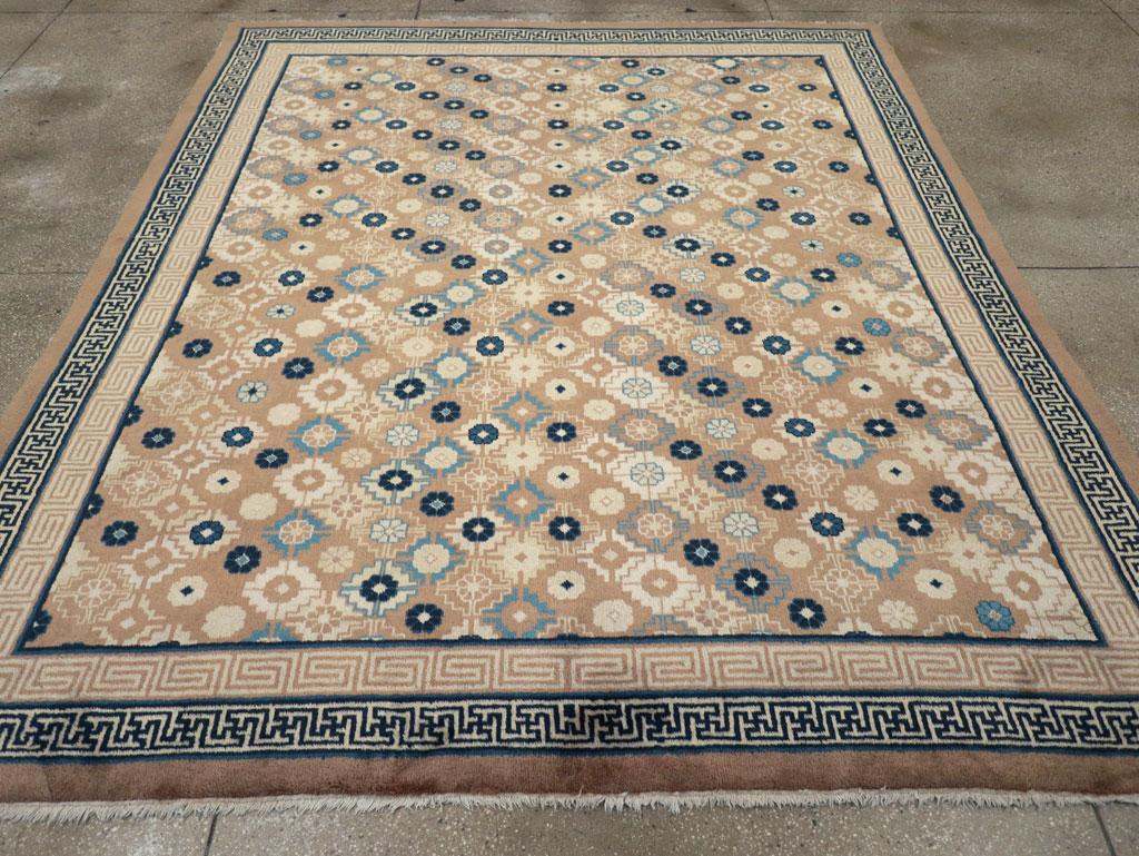 Questo raffinato tappeto cinese Art Deco di Pechino della metà del XX secolo, che misura 8' 4