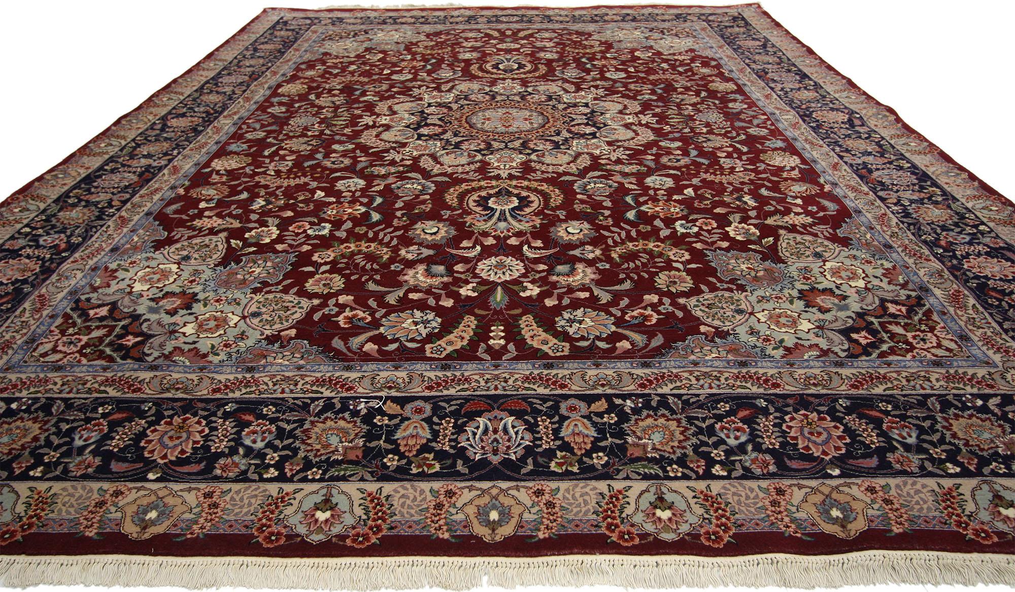 77142 Tapis de style persan vintage avec un style regency baroque arabisant. Ce tapis de style persan vintage Mashhad, en laine et soie nouées à la main, présente un médaillon central orné de 16 points entouré d'un motif floral et d'écoinçons