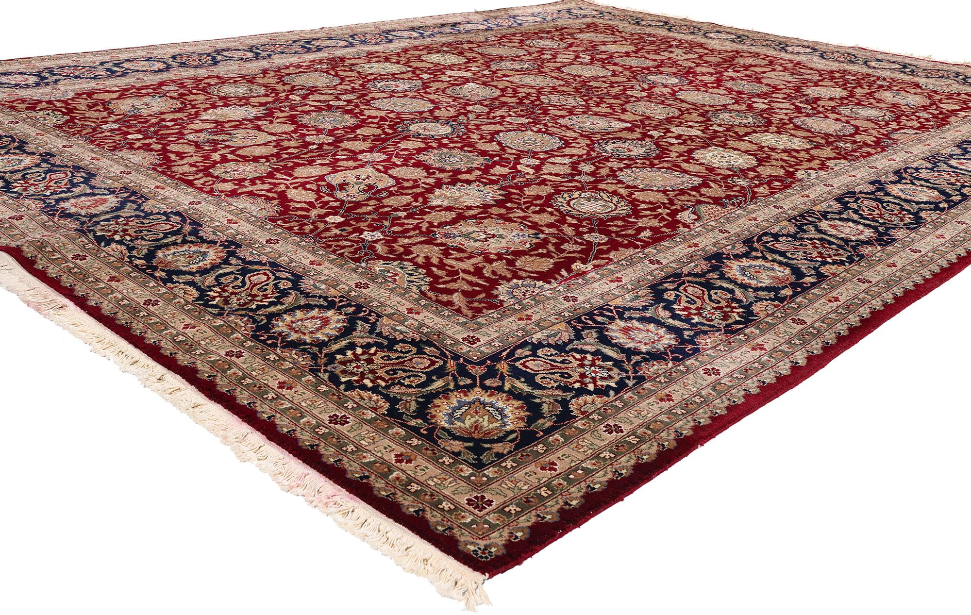 77369 Vintage Chinese Persian Tabriz Design Rug avec Colonial and Federal Style 08'10 x 11'09. Ce tapis chinois Perse Tabriz, noué à la main, présente un motif Shah Abbas sur toute sa surface, composé de palmettes fleuries, de feuilles courbes en