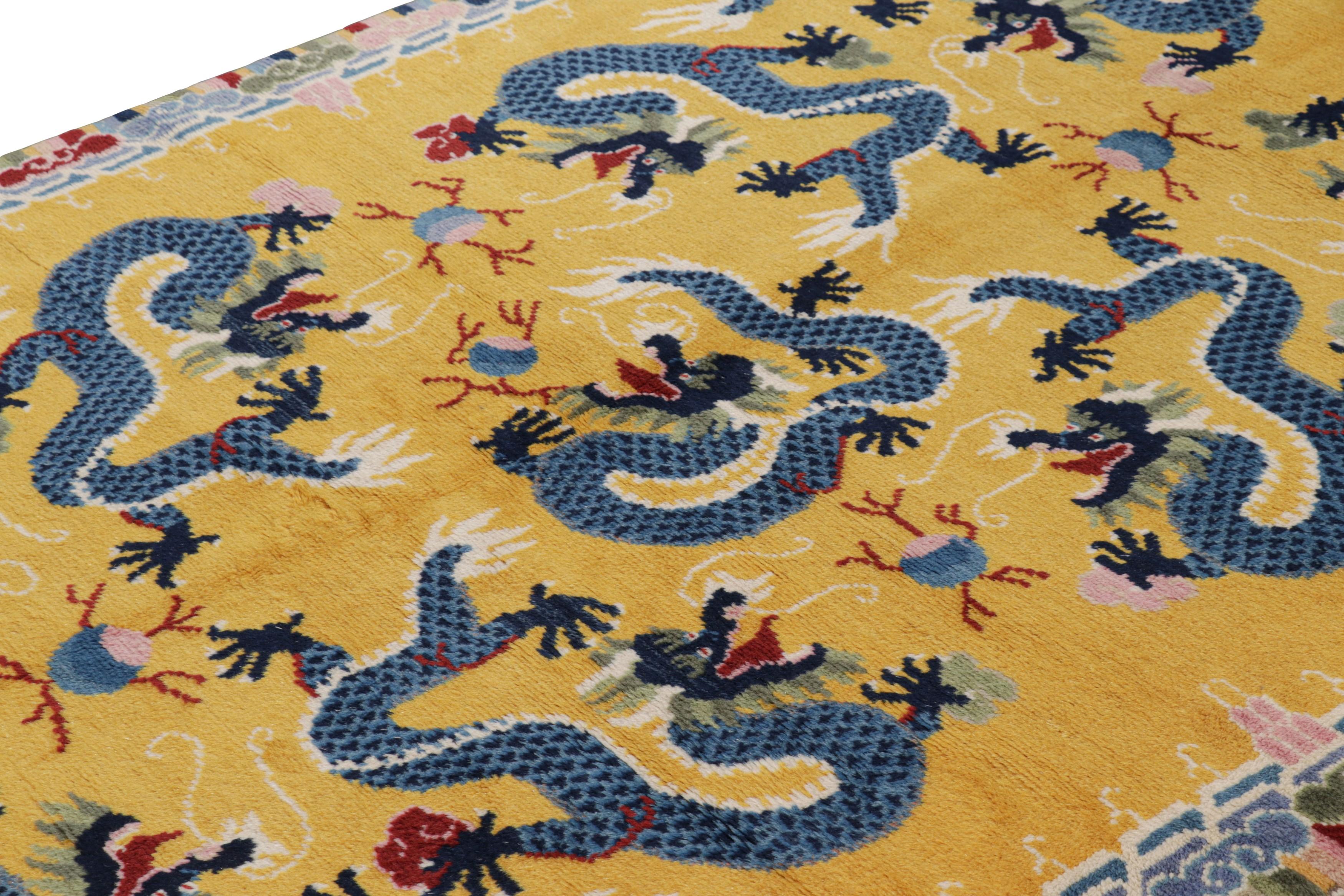 Fabriqué en laine nouée à la main en Chine vers 1960-1970, ce tapis dragon vintage 5x7 est issu d'une nouvelle collection rare et passionnante d'images dans les classiques de Rug & Kilim.

Sur le Design : 

Ce tapis est orné d'un champ d'or vif sur