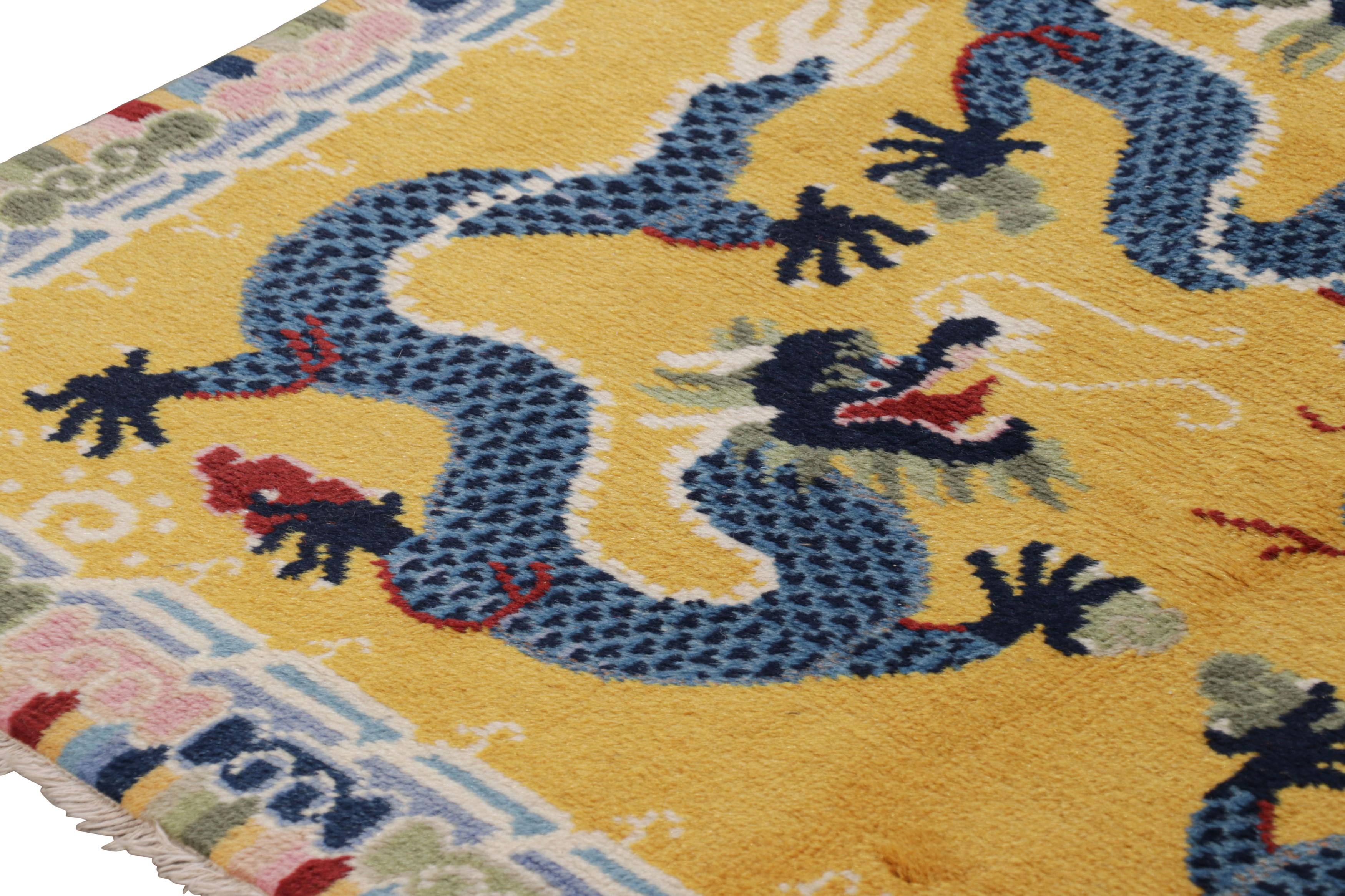 Chinois Tapis graphique chinois en or et bleu par Rug & Kilim en vente