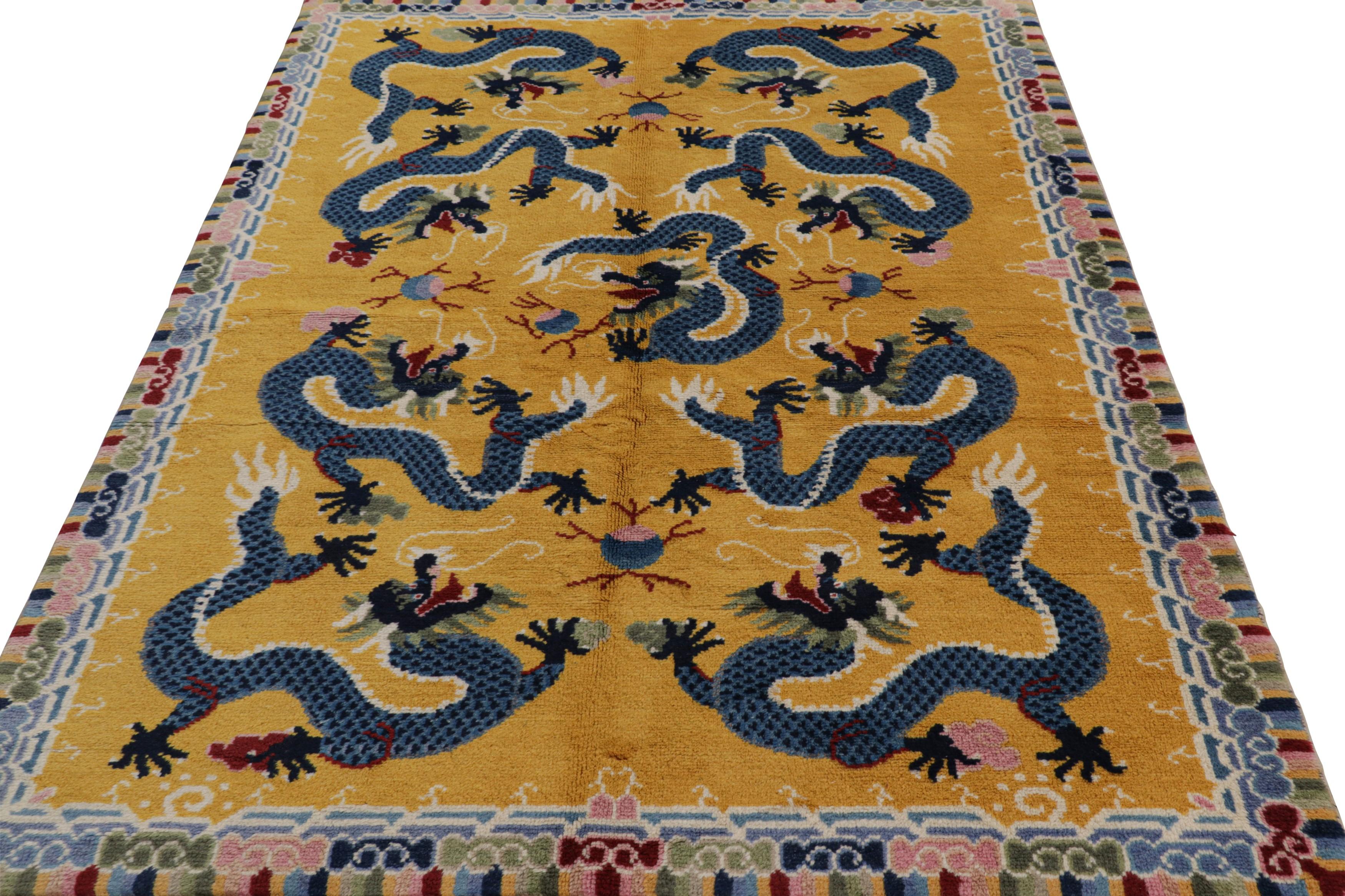 Noué à la main Tapis graphique chinois en or et bleu par Rug & Kilim en vente