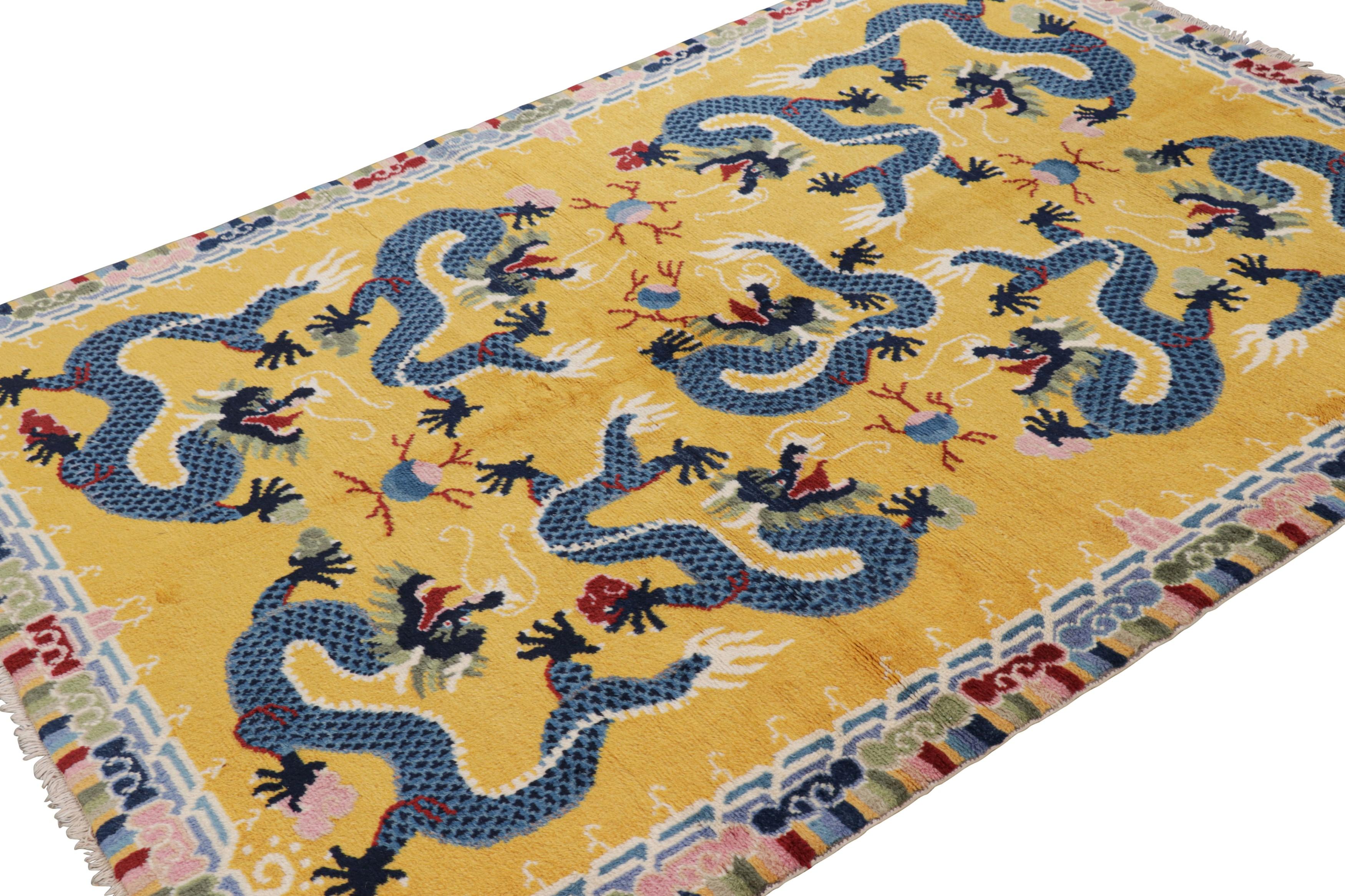 Tapis graphique chinois en or et bleu par Rug & Kilim Bon état - En vente à Long Island City, NY