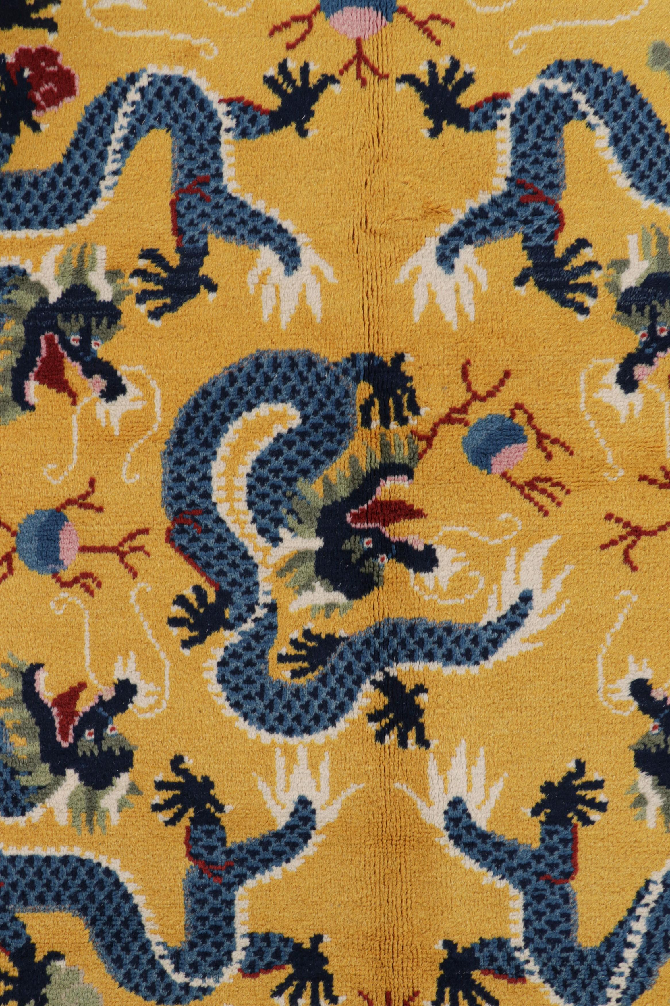 Milieu du XXe siècle Tapis graphique chinois en or et bleu par Rug & Kilim en vente