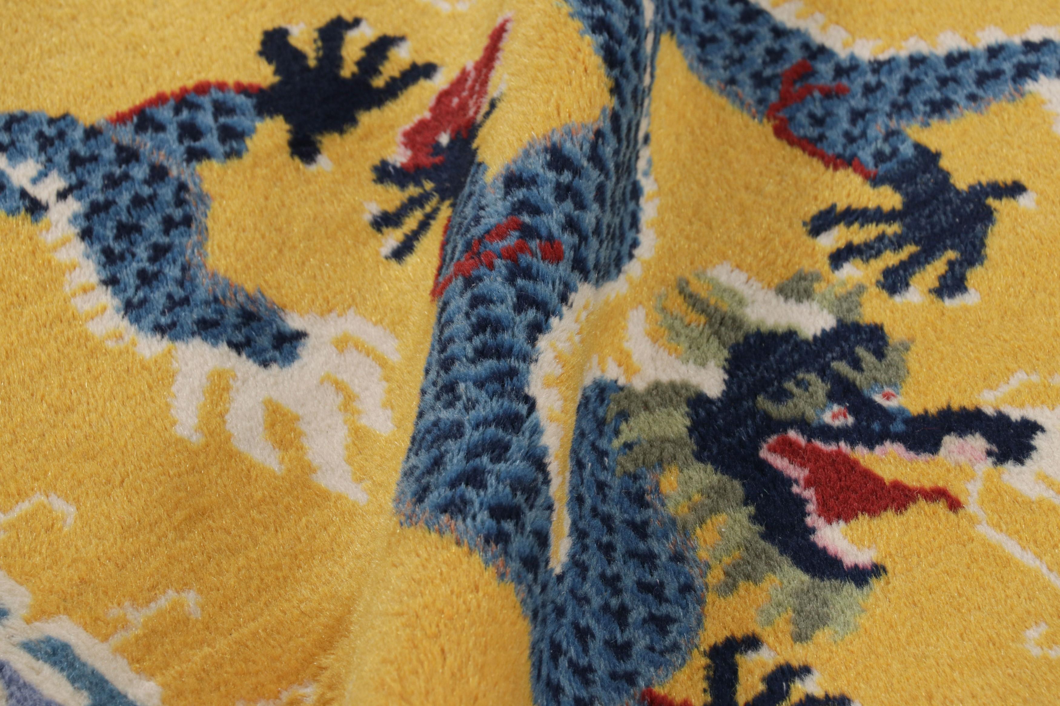 Laine Tapis graphique chinois en or et bleu par Rug & Kilim en vente