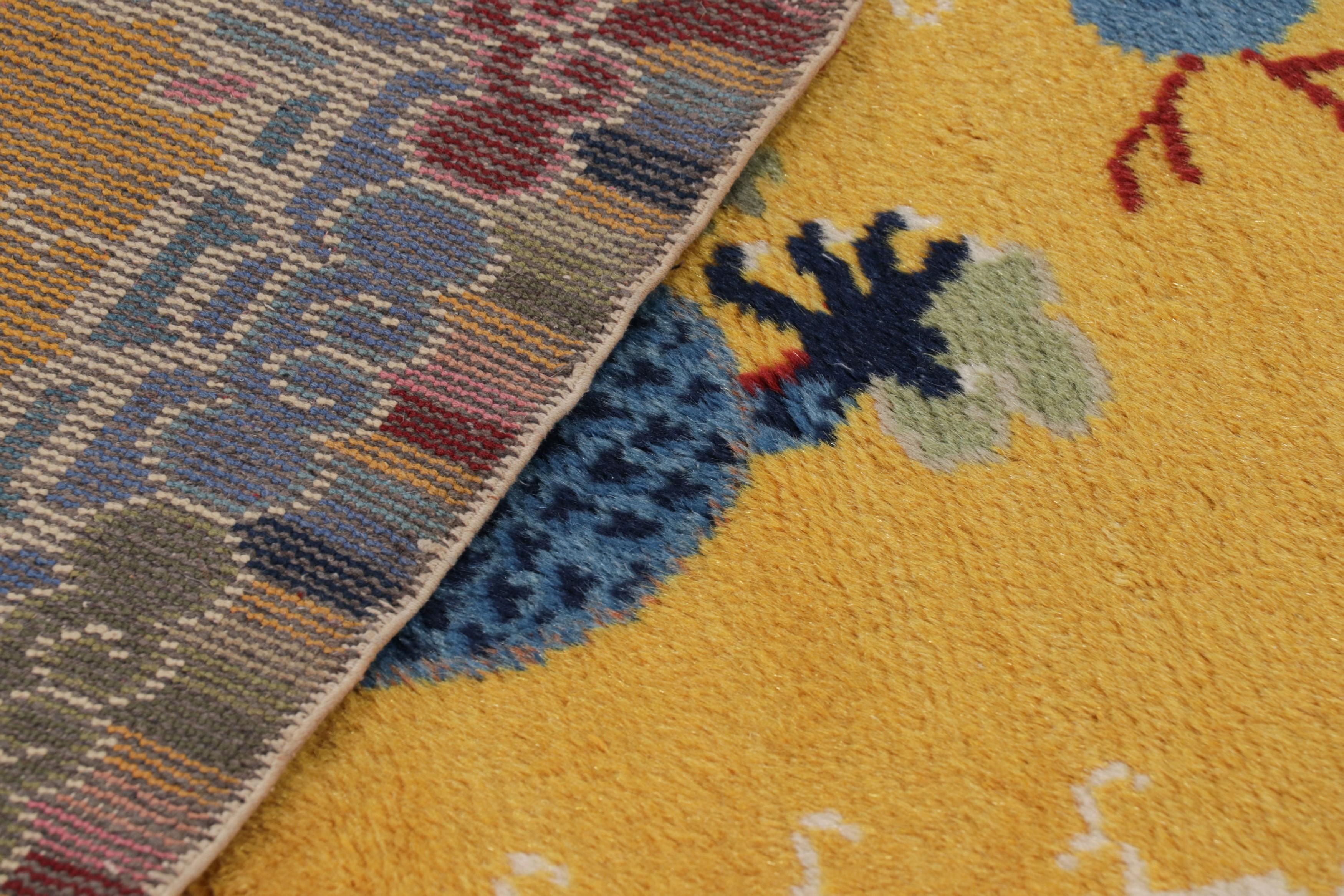 Tapis graphique chinois en or et bleu par Rug & Kilim en vente 1