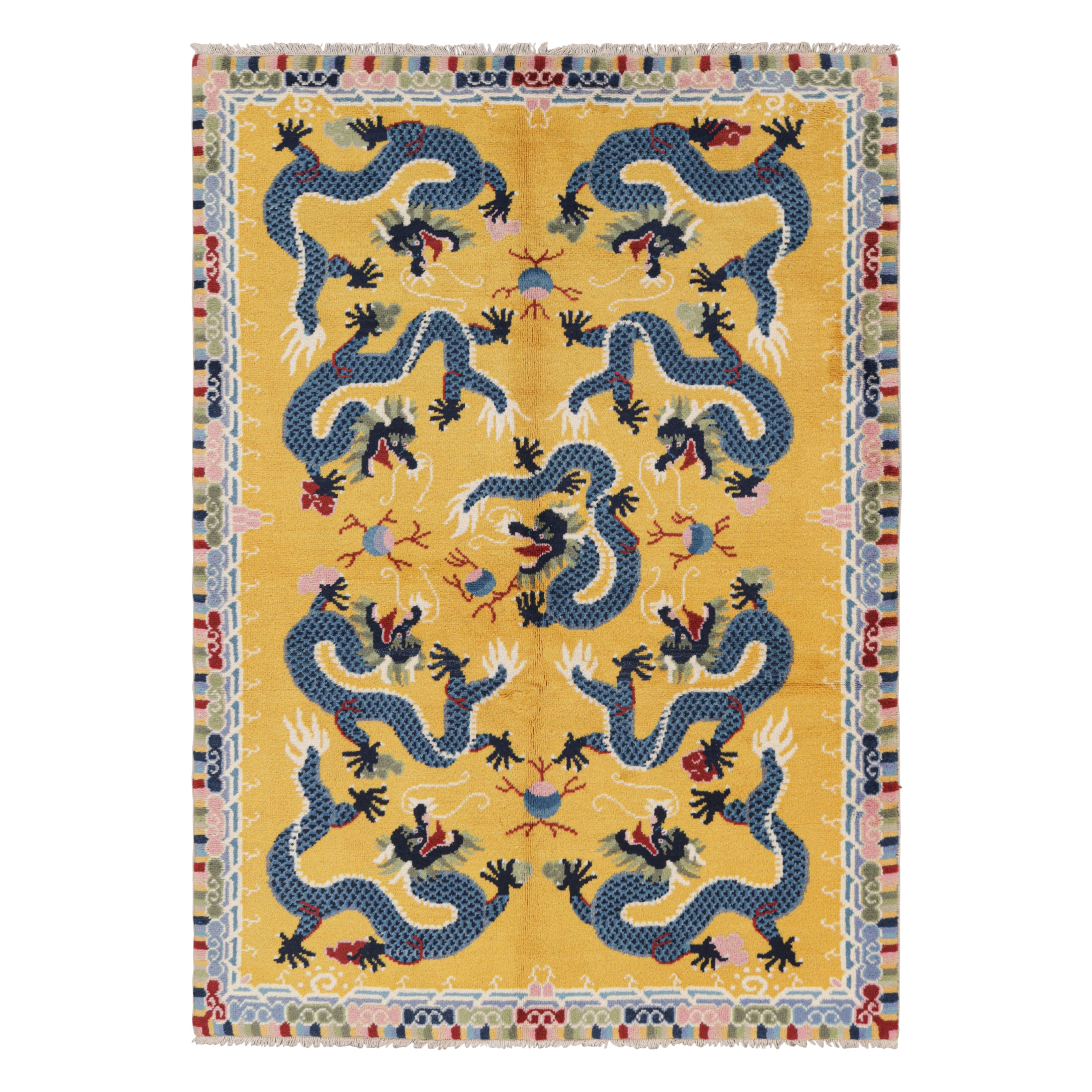 Tapis graphique chinois en or et bleu par Rug & Kilim