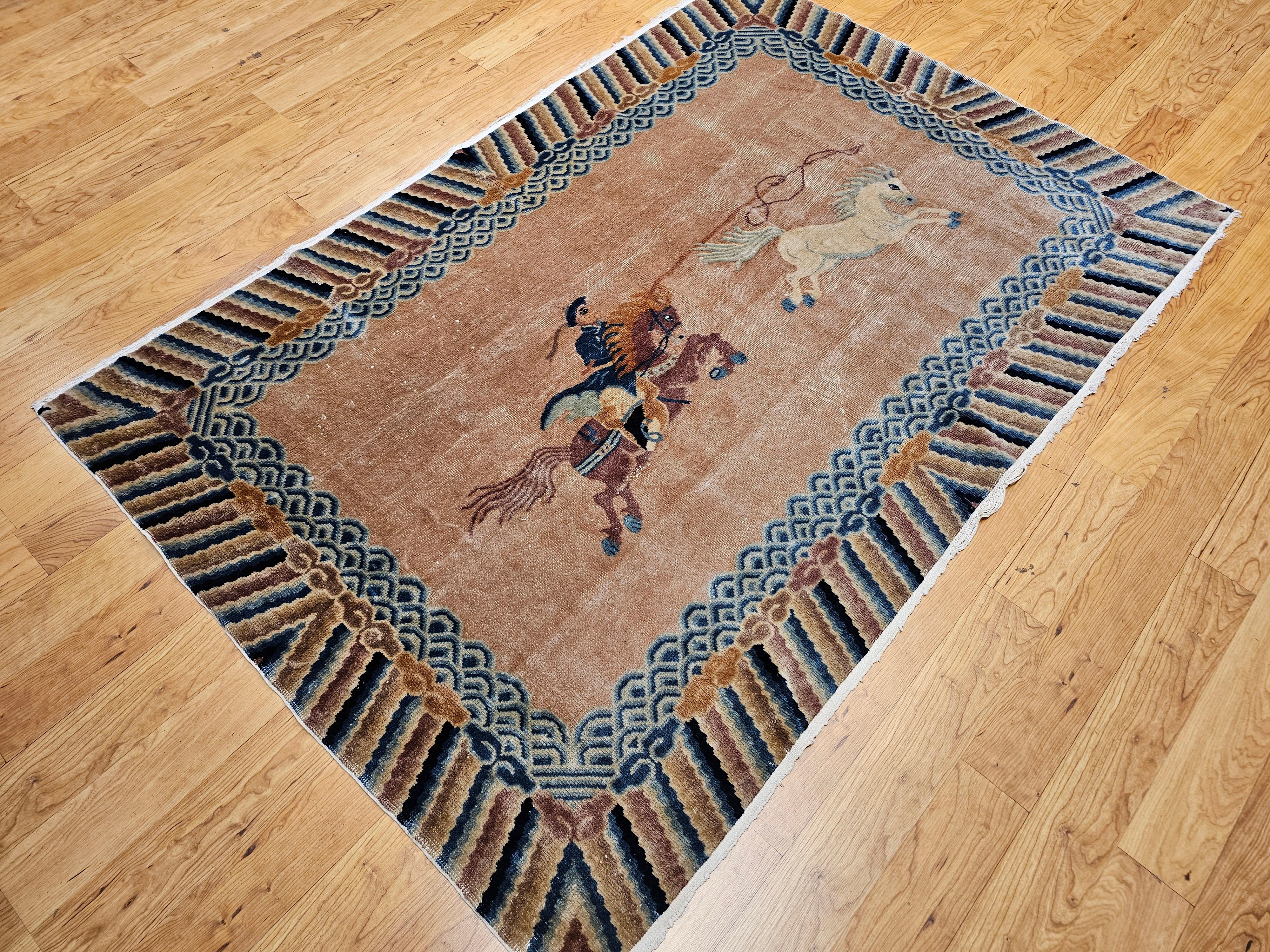 Chinesischer, malerischer Vintage-Teppich mit Reiter, Reiter und Wildpferd-Szene, Vintage im Angebot 7
