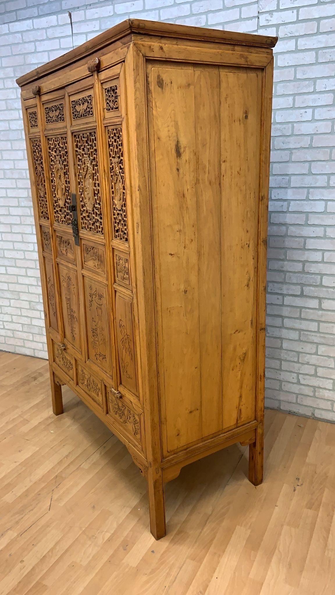 Mobile per studiosi con paravento cinese traforato d'epoca

Un bellissimo e versatile mobile cinese per studiosi con paravento traforato. Il mobile è in legno duro asiatico con paraventi intagliati con medaglioni e intricati disegni scolpiti.