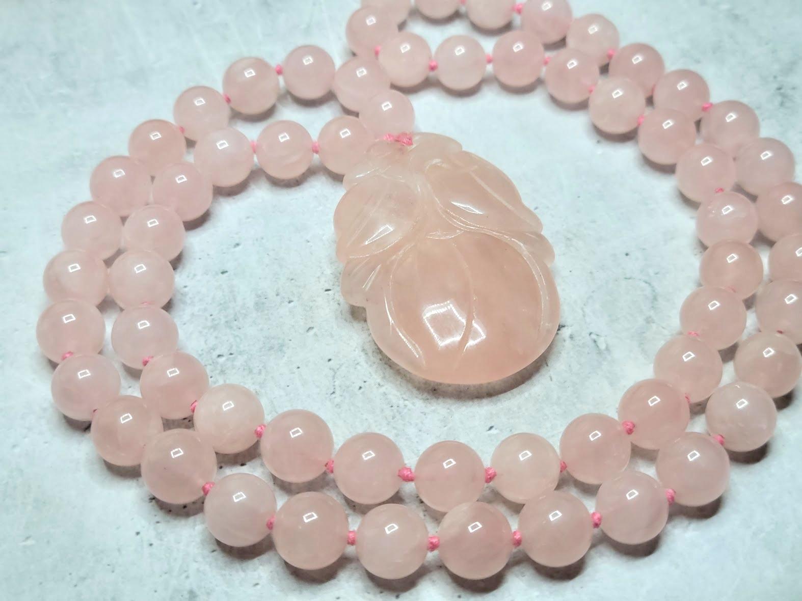 A vintage estate natural pink Chinese quartz carved pendant and bead necklace.
The quartz pendant is cut in fruit design and is strung on pink silk cotton with high-quality quartz beads. The carved quartz pendant is a peach and leaf design that