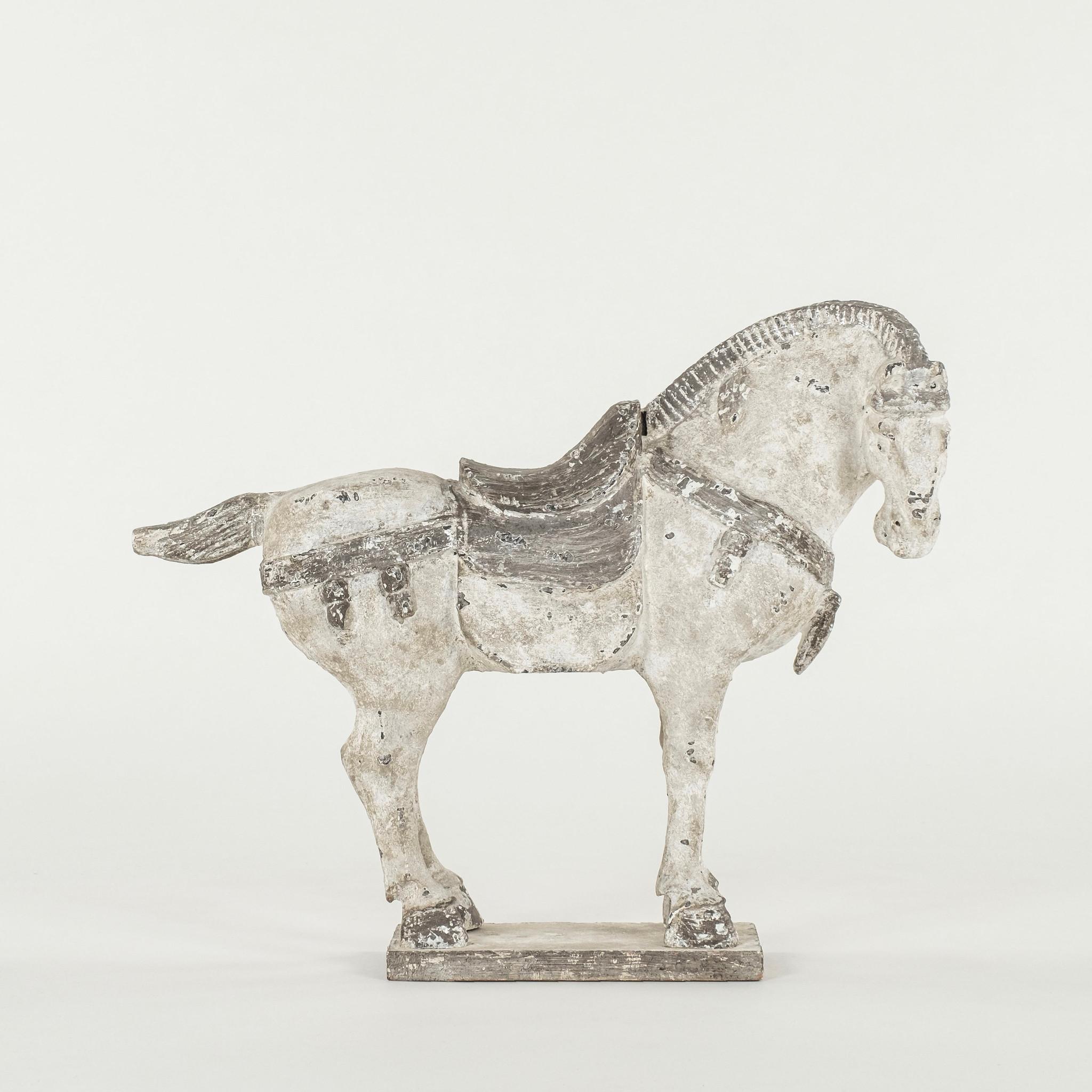 Statua di cavallo in ceramica policroma in stile Tang del 1960.