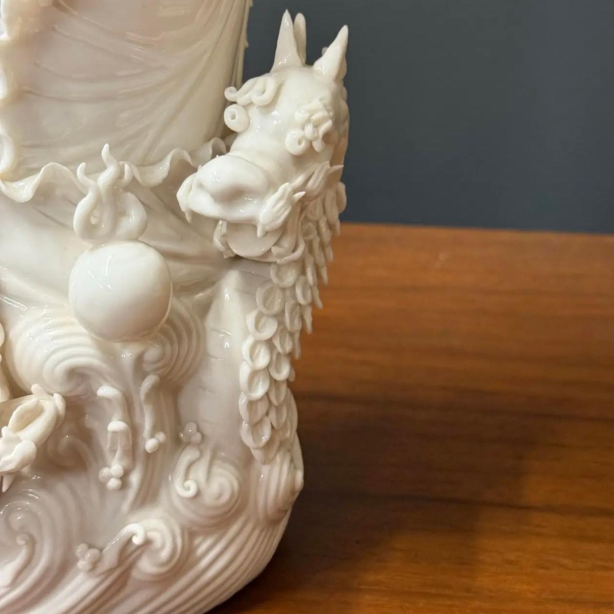 Vaso di porcellana cinese Blanc De Chine Dragon d'epoca in vendita 3