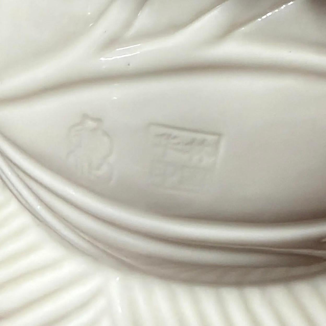 Vaso di porcellana cinese Blanc De Chine Dragon d'epoca in vendita 4