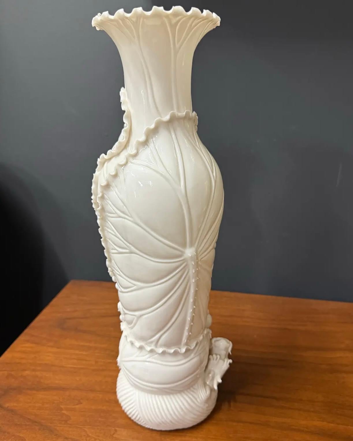 Vaso di porcellana cinese a forma di drago con custodia. Presenta foglie di loto e draghi. Sono in ottime condizioni e contrassegnati.

Le misure della scatola sono: 6,25