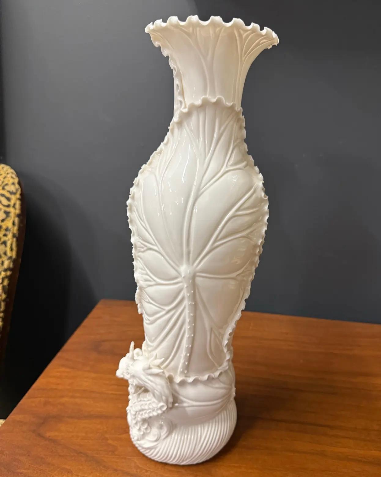 Esportazione cinese Vaso di porcellana cinese Blanc De Chine Dragon d'epoca in vendita