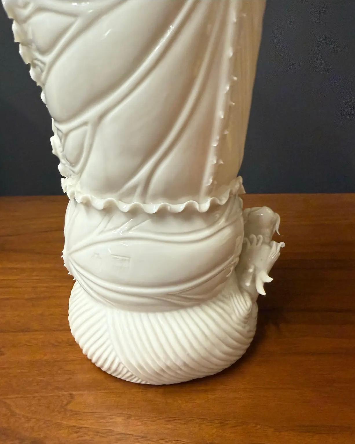 XX secolo Vaso di porcellana cinese Blanc De Chine Dragon d'epoca in vendita