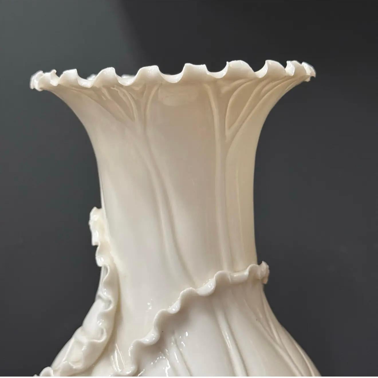 Vaso di porcellana cinese Blanc De Chine Dragon d'epoca in vendita 1
