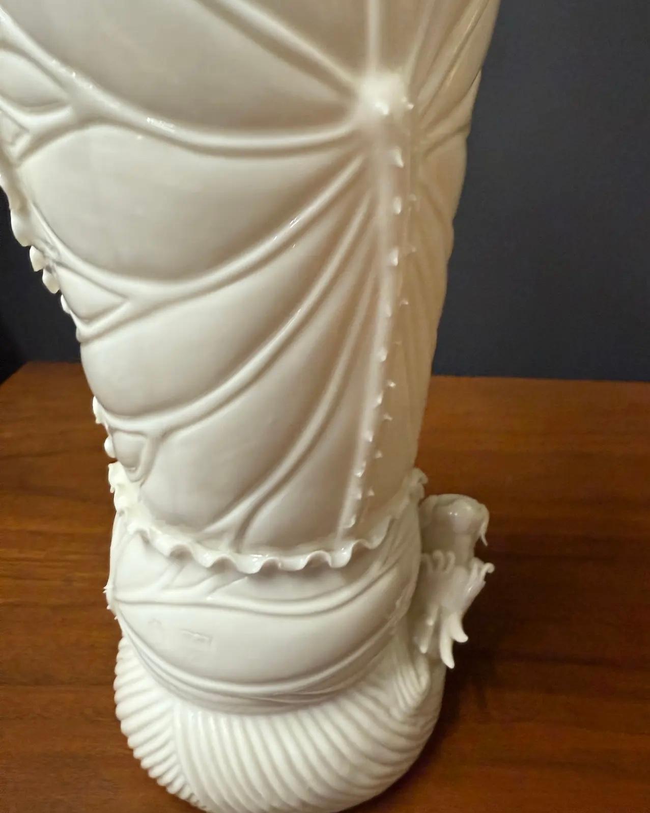 Vaso di porcellana cinese Blanc De Chine Dragon d'epoca in vendita 2